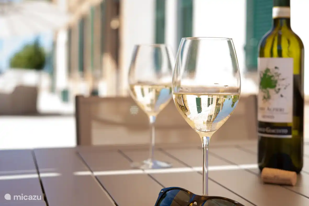 Wir begrüßen Sie mit einer schönen Flasche Wein. Wann kommen Sie und entkorken ihn?