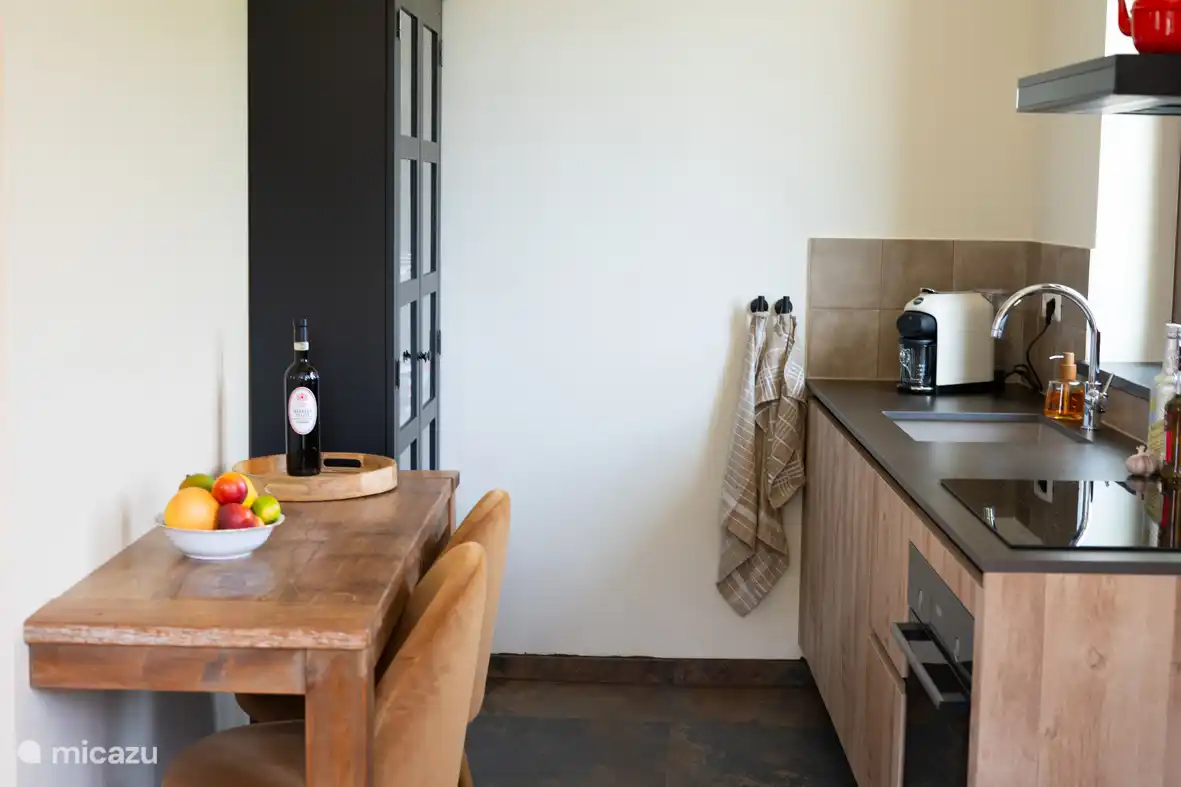 Eine schöne Küche mit Lavazza Espresso-/Cappuccino-Maschine, gutem Messerset, schönem Geschirr, genügend Pfannen, Backofen und Induktionsplatte. 