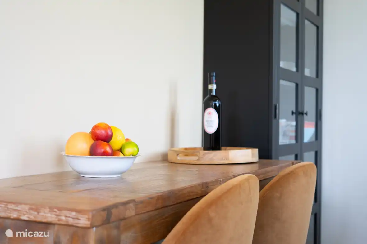 Genießen Sie am Küchentisch. Wir verfügen über einen Weinkeller mit einer umfangreichen Sammlung von Weinen von Bauern aus Italien. 