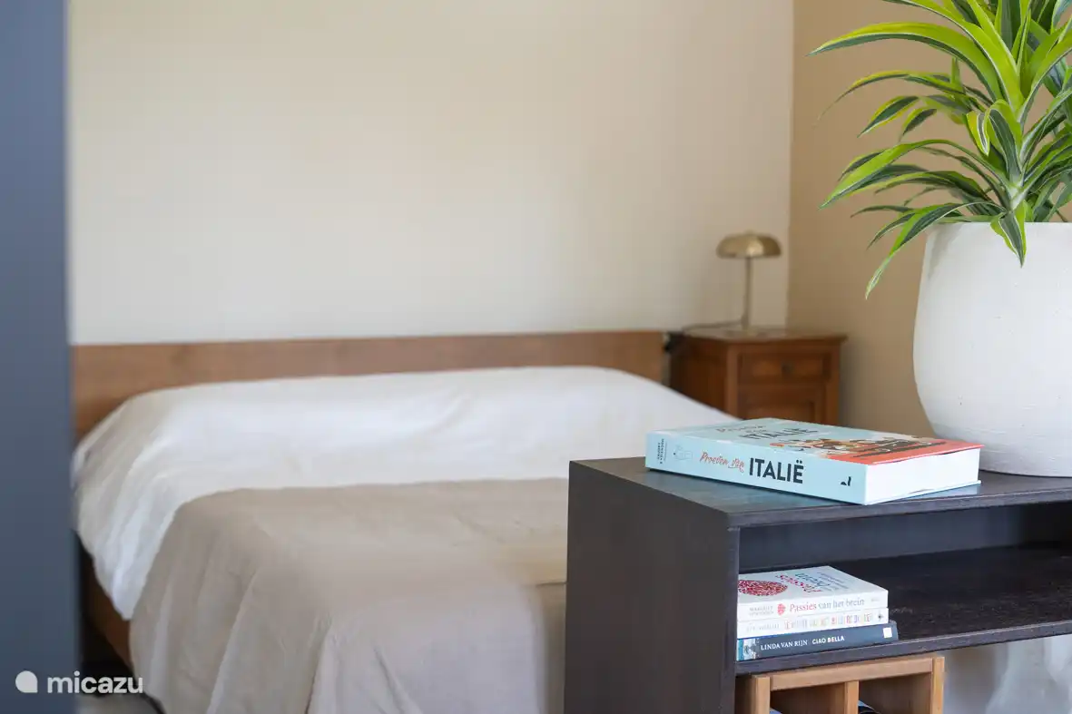 Schlafzimmer mit Queensize-Bett und preisgekrönten ergonomischen Emma-Matratzen mit kühlendem Bezug. Wachen Sie ausgeruht auf. Klimaanlage und Heizung. Super ruhige Umgebung in der Natur.  