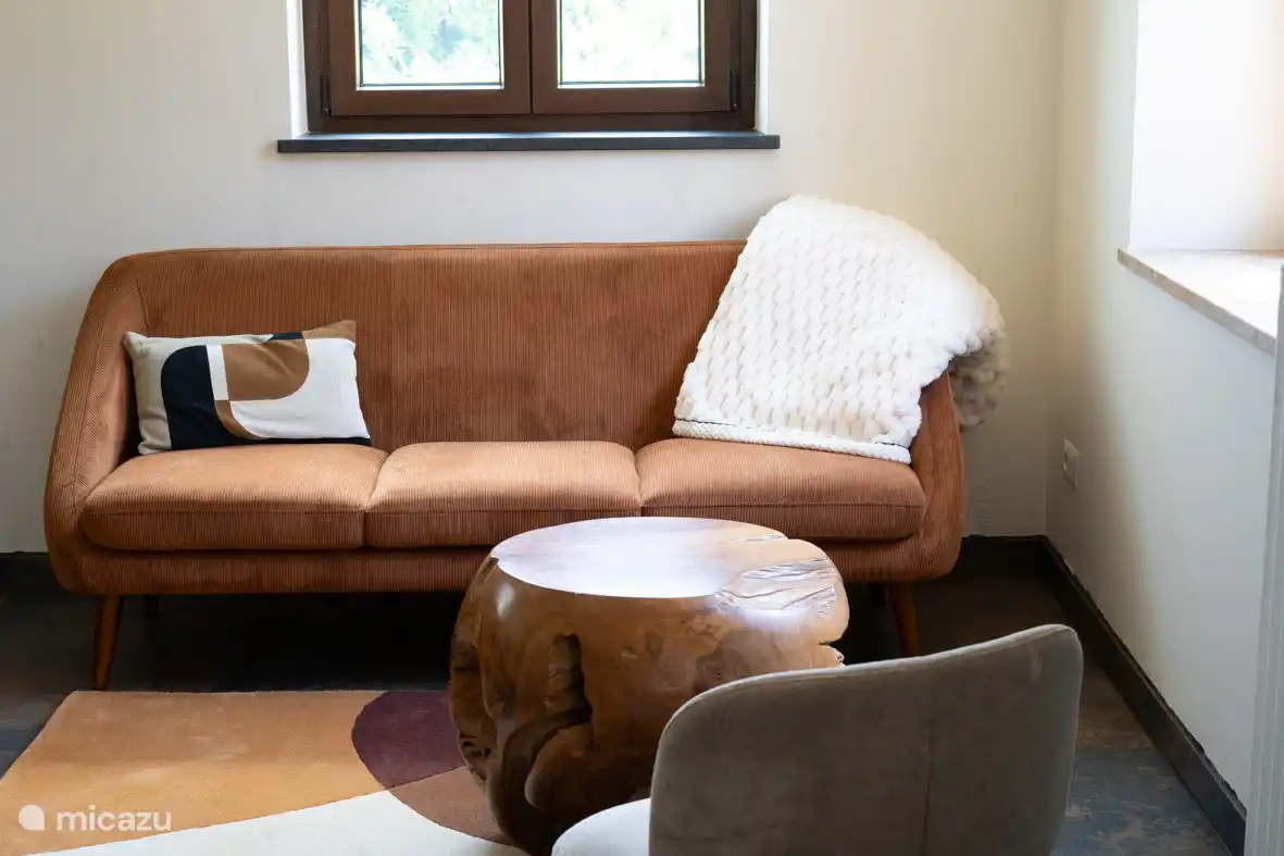 Wohnzimmer - Retro-Sitzbereich mit Sofa und Sofa. Entspannte Ecke für ein schönes Buch, eine Tasse Kaffee oder Scrollen auf Ihrem Handy. 