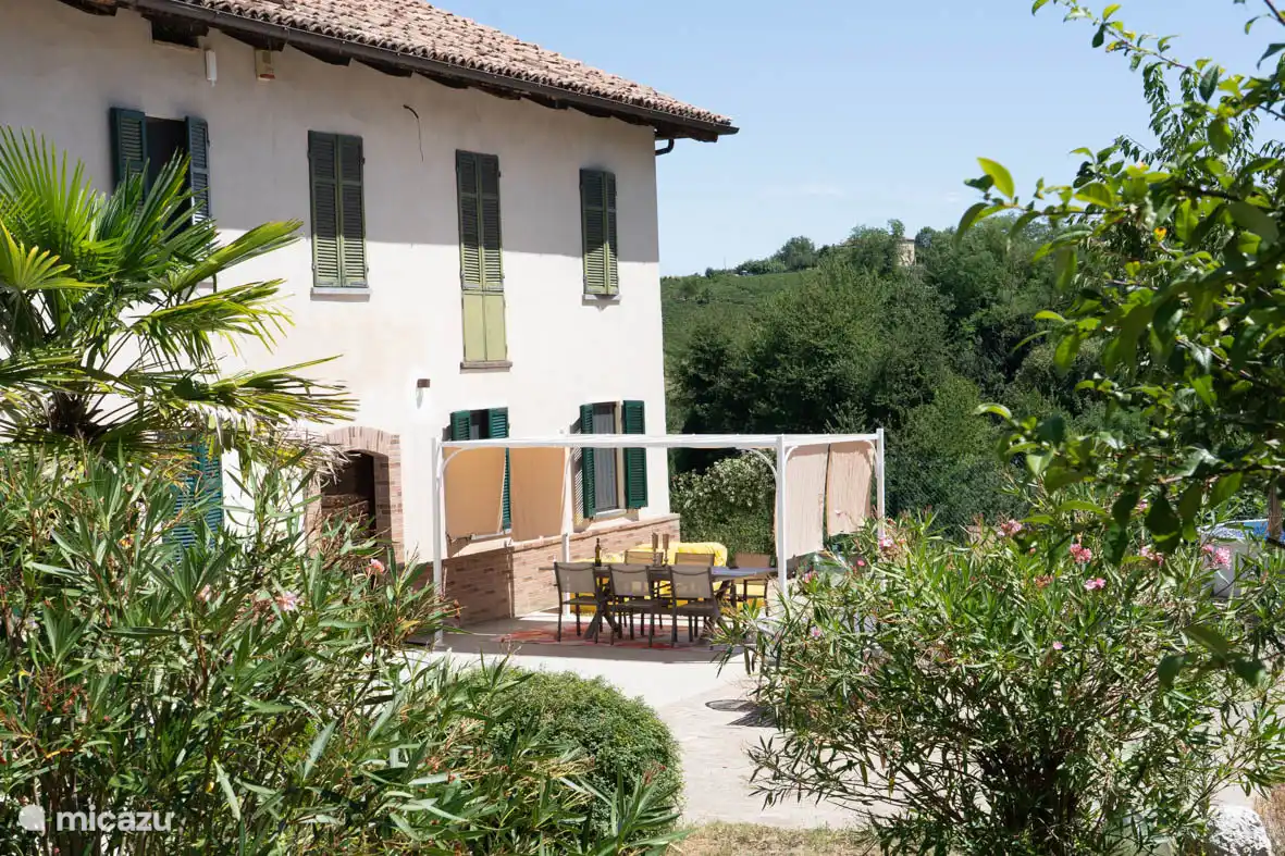 Genießen Sie die Ruhe in Ihrer luxuriösen Gartenwohnung mit herrlichem Ausblick mitten im Grünen.  