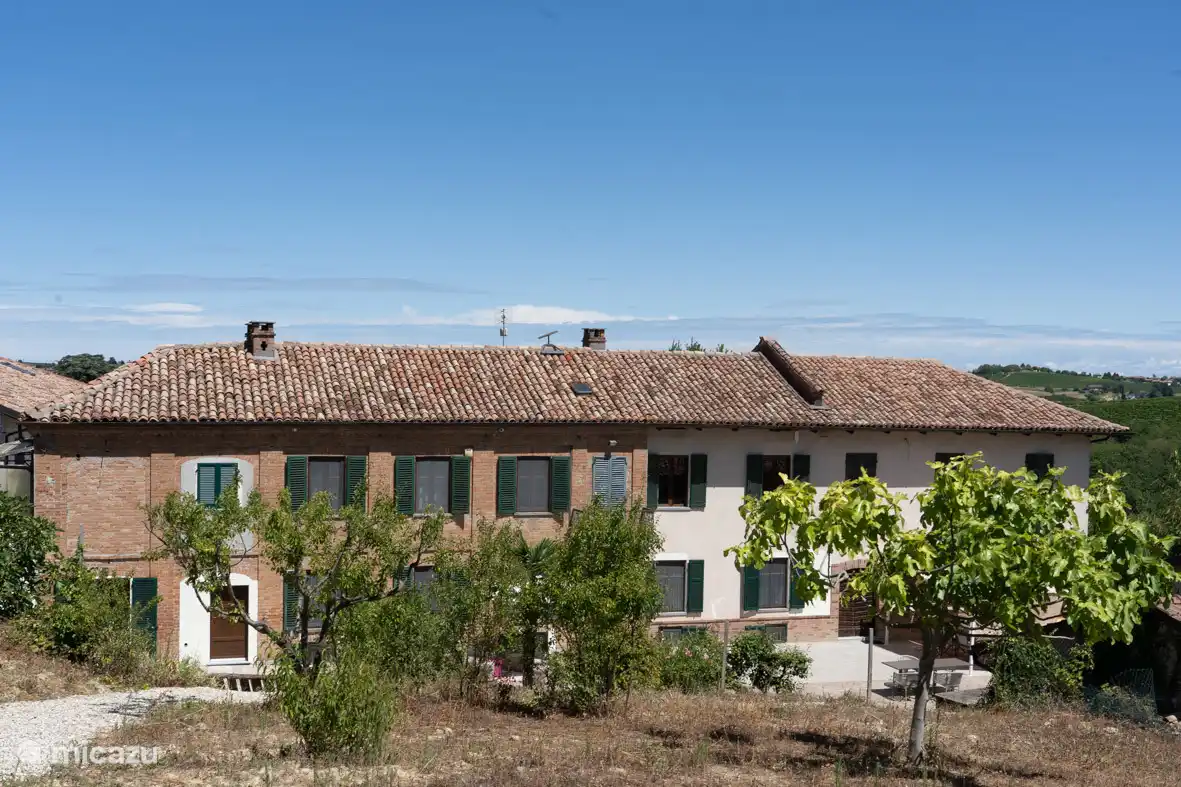 Der ehemalige Weinhof wurde komplett renoviert. Neben der Suite Erbaluce haben wir auch das Ferienhaus Villa Uve am Ende des Hauses. Insgesamt bis zu vier Gäste für beide Aufenthalte.