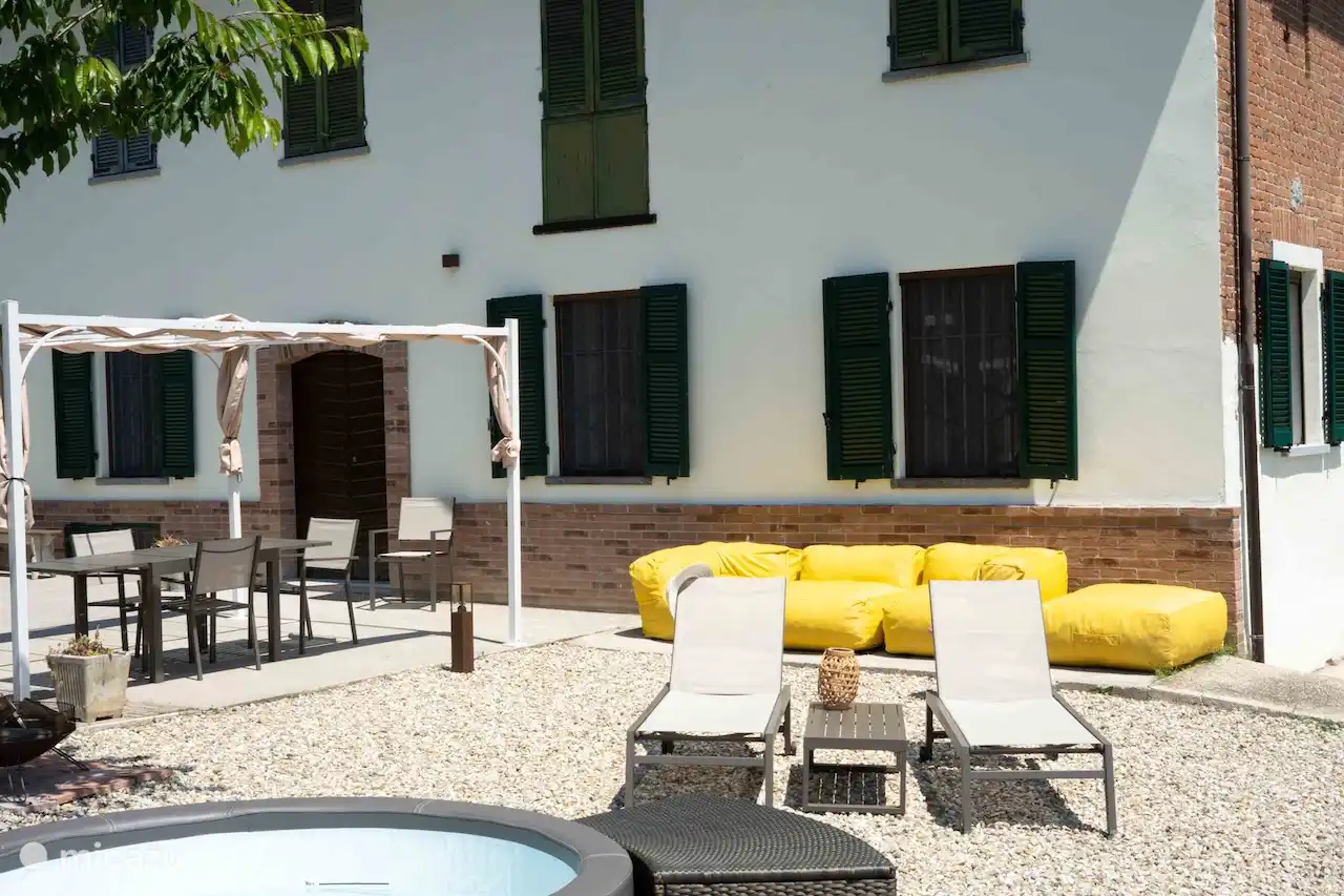 Loungebank, tuinset, ligbedden, jacuzzi. Alleen voor jou. 