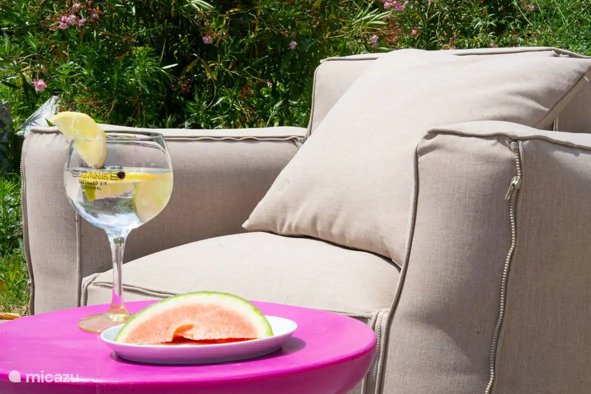 Schöne Sitzgelegenheiten im Garten. Cocktails, Aperol oder ein schönes Glas Wein. 