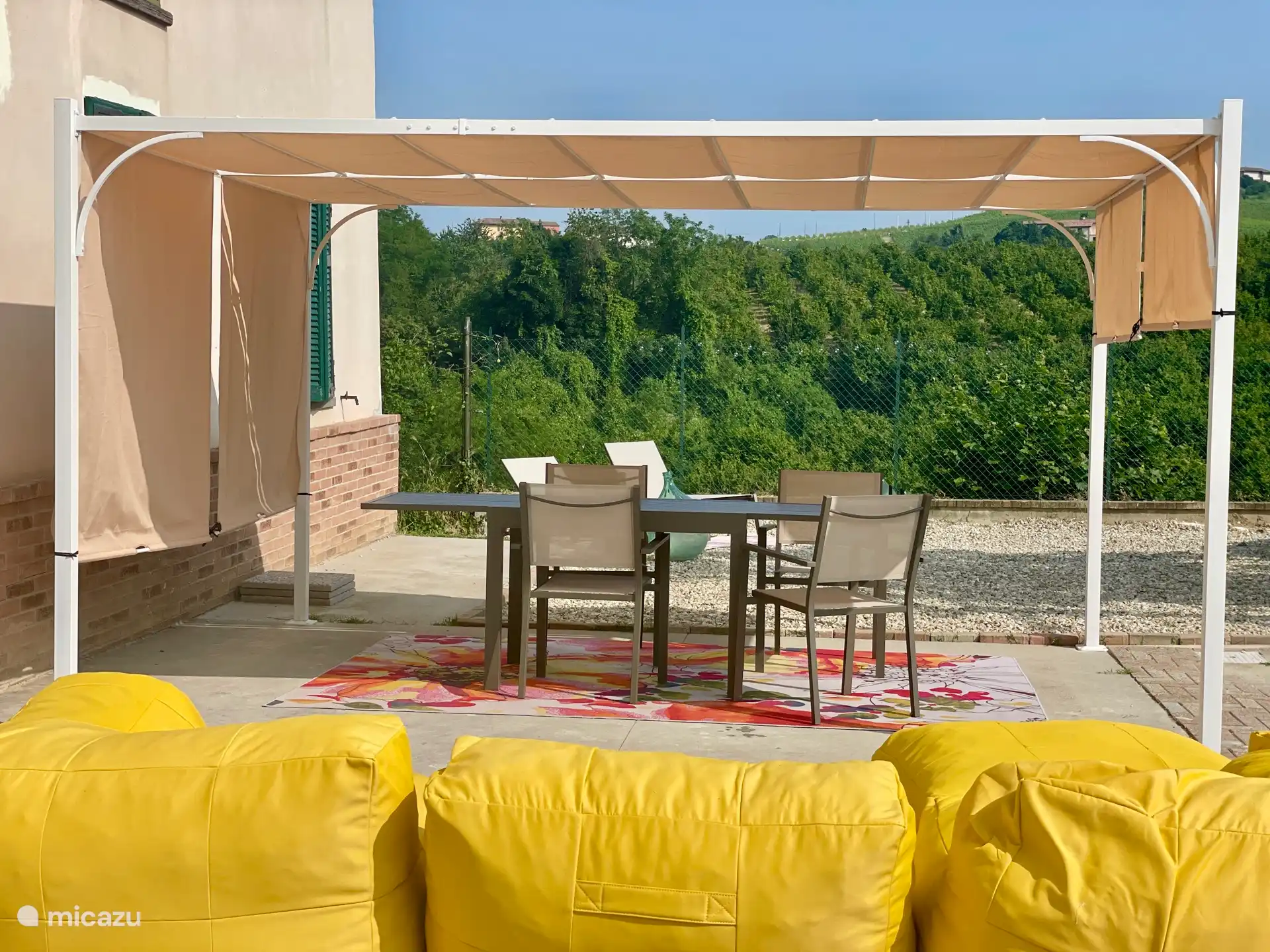 Ihre Terrasse mit eigenen Möbeln. Ein fettes Lounge-Sofa, eine Gartengarnitur mit Baldachin und zwei schöne Sonnenliegen. Sie können direkt zum Swimmingpool und zur Außenküche gehen.