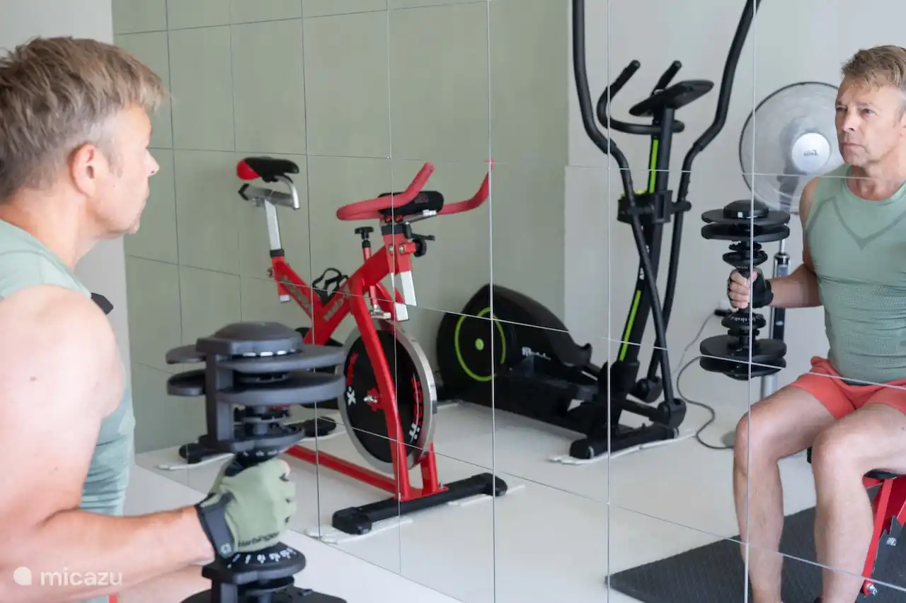 Fitness met spinningfiets, crosstrainer, fitnesbank, yogamat, dumbells, elastieken en meer. 