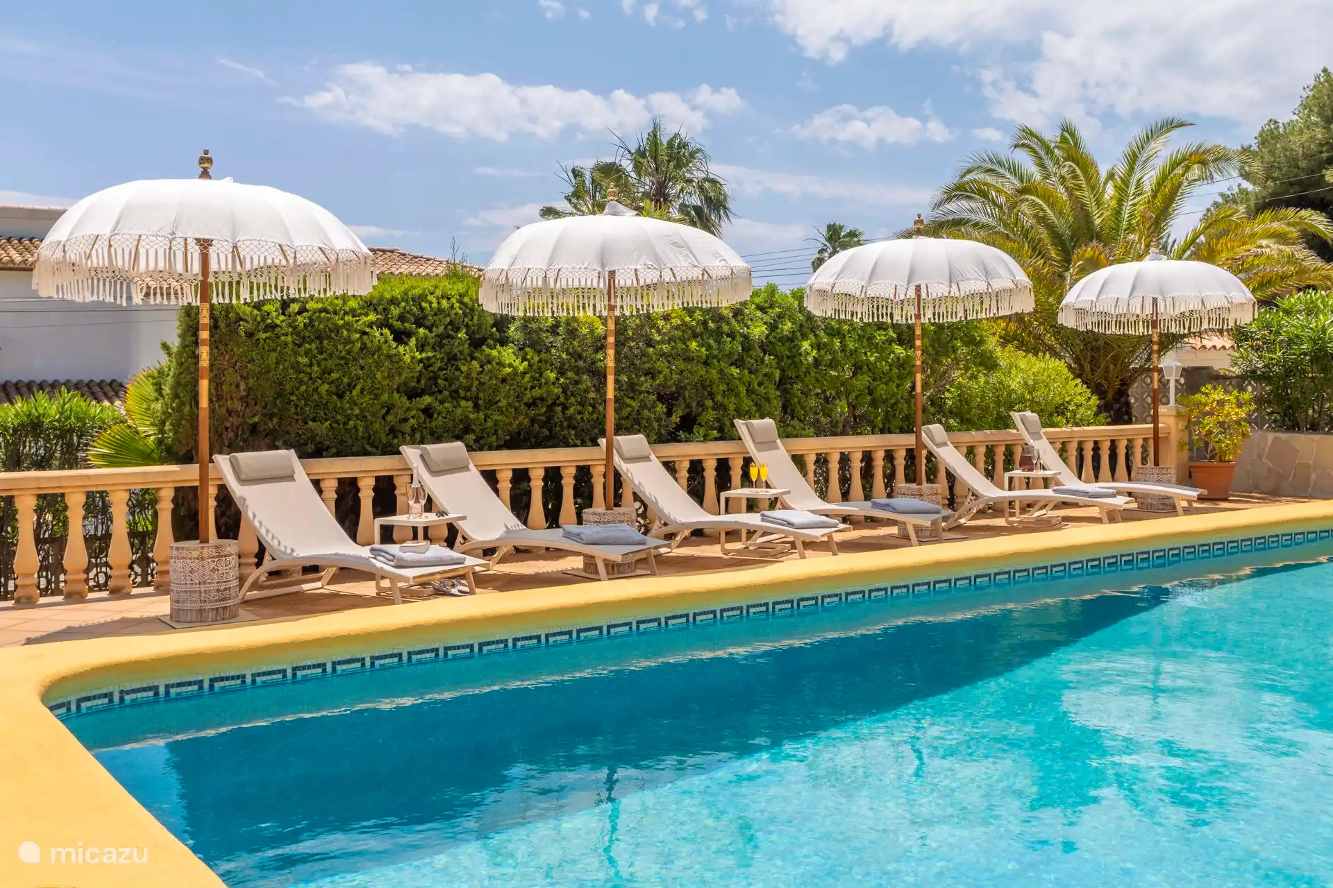 8 Sonnenliegen verfügbar 