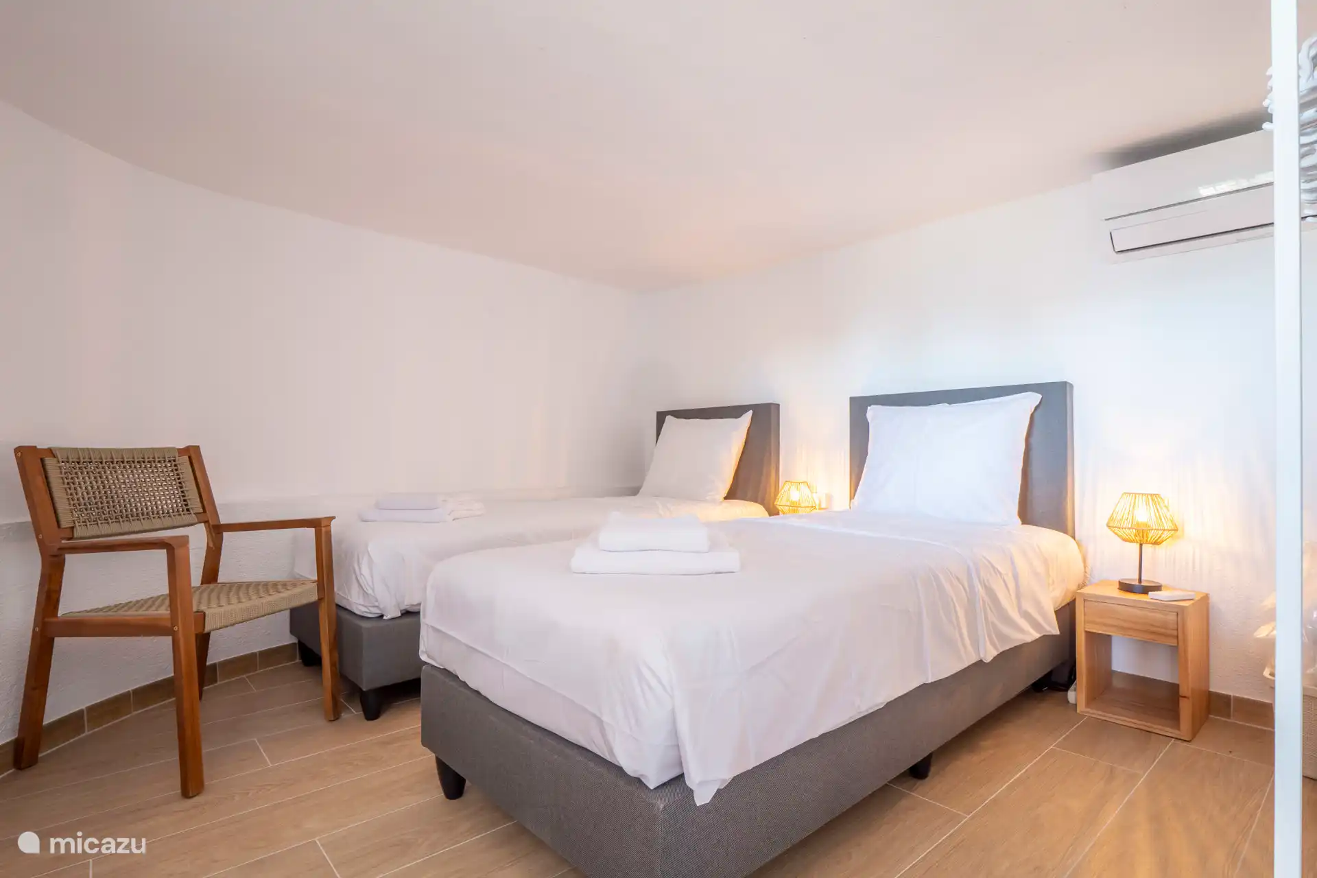 Schlafzimmer 4 - zwei Einzelbetten 
Achten Sie auf 1,80 m Stehhöhe 