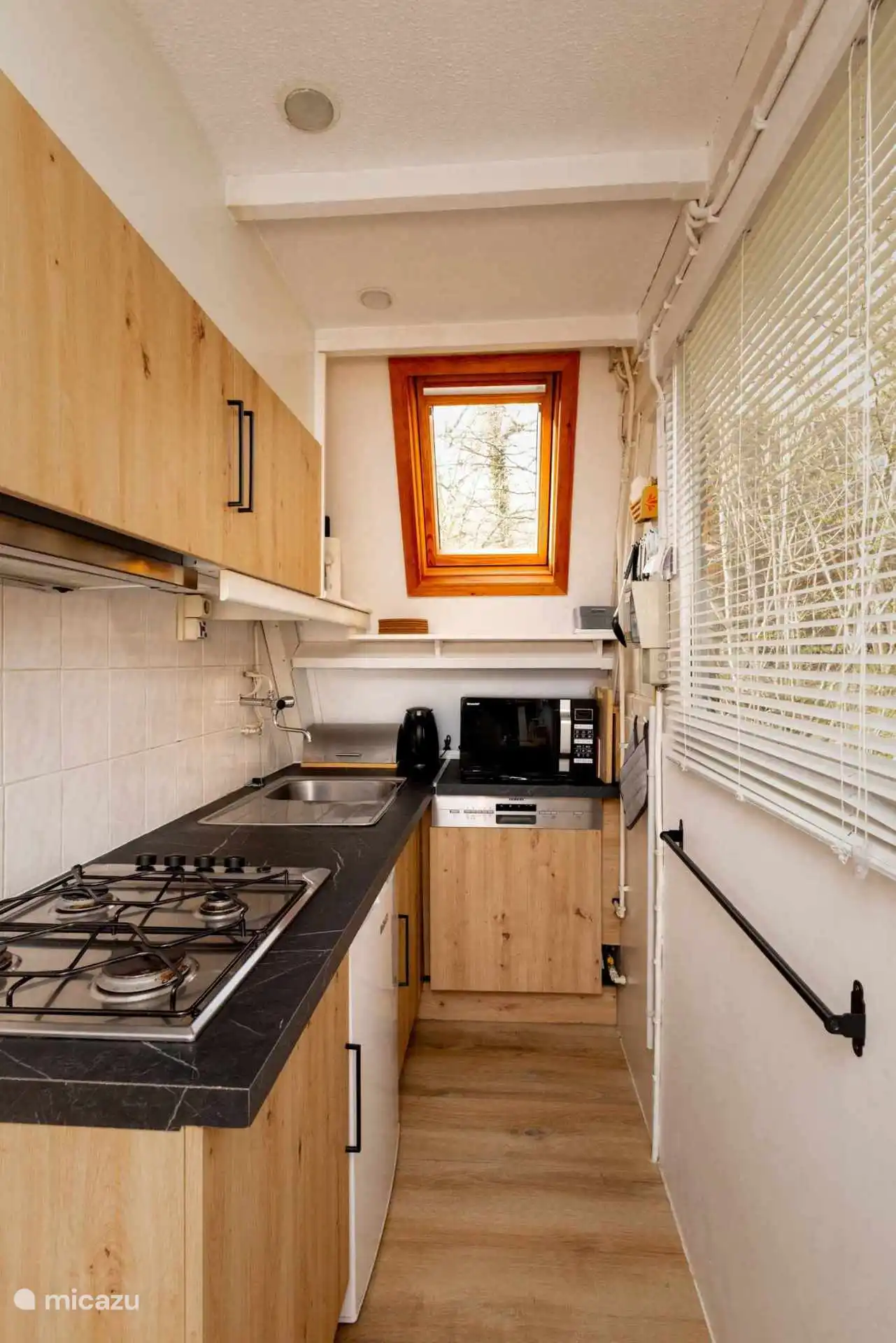 Keuken uitgerust met gasvuur, koelkast met klein diepvriesvakje, vaatwasser, microgolfoven, bakoven, Airfryer, waterkoker, broodrooster, koffiezetapparaat en Senseo