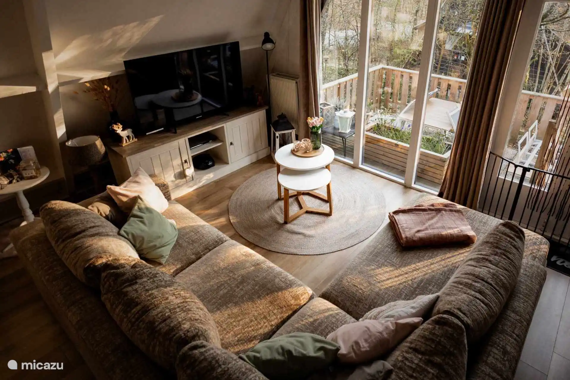 Groot hoeksalon met zicht op het terras