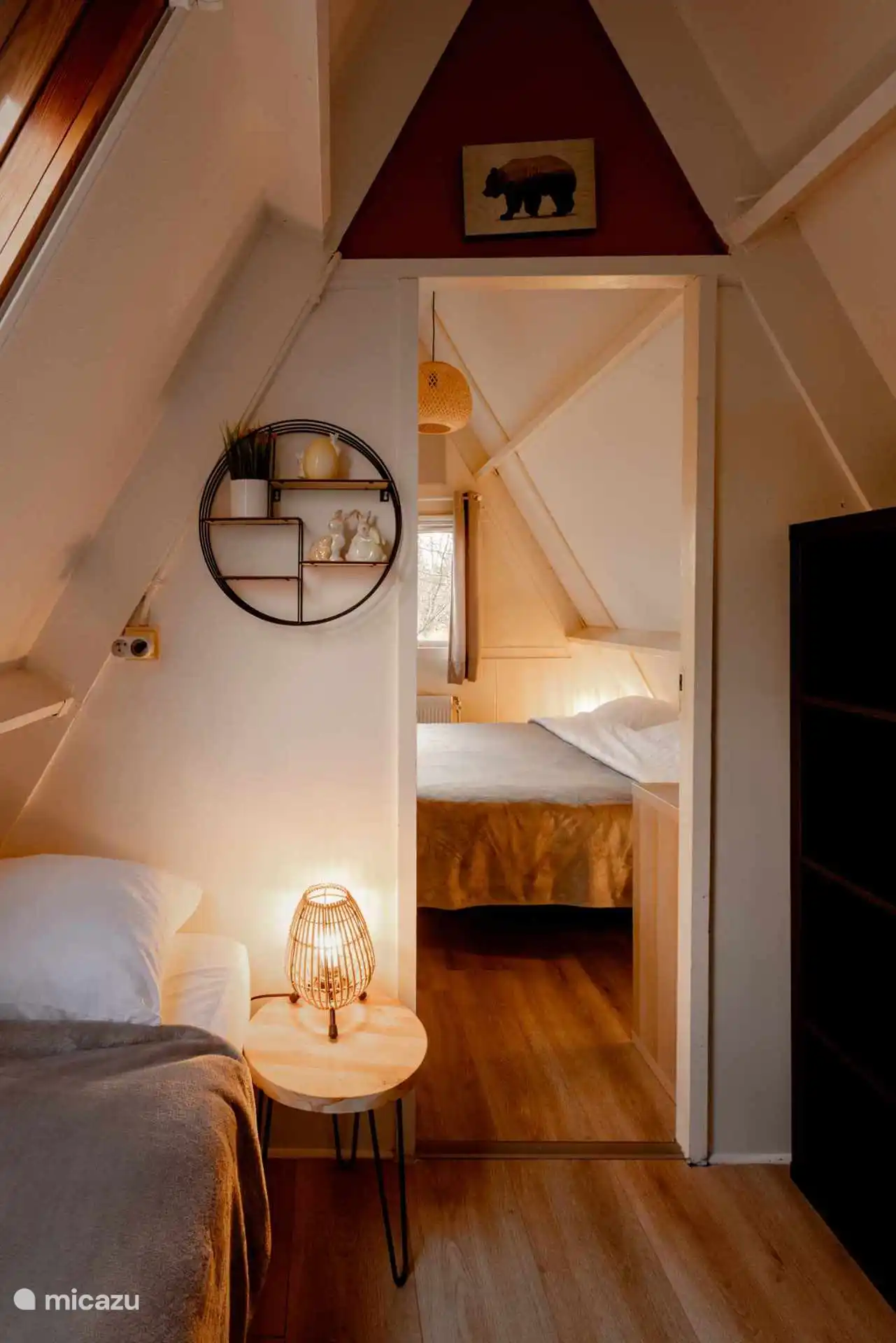 Boxspring op de trapoverloop met opbergkasten