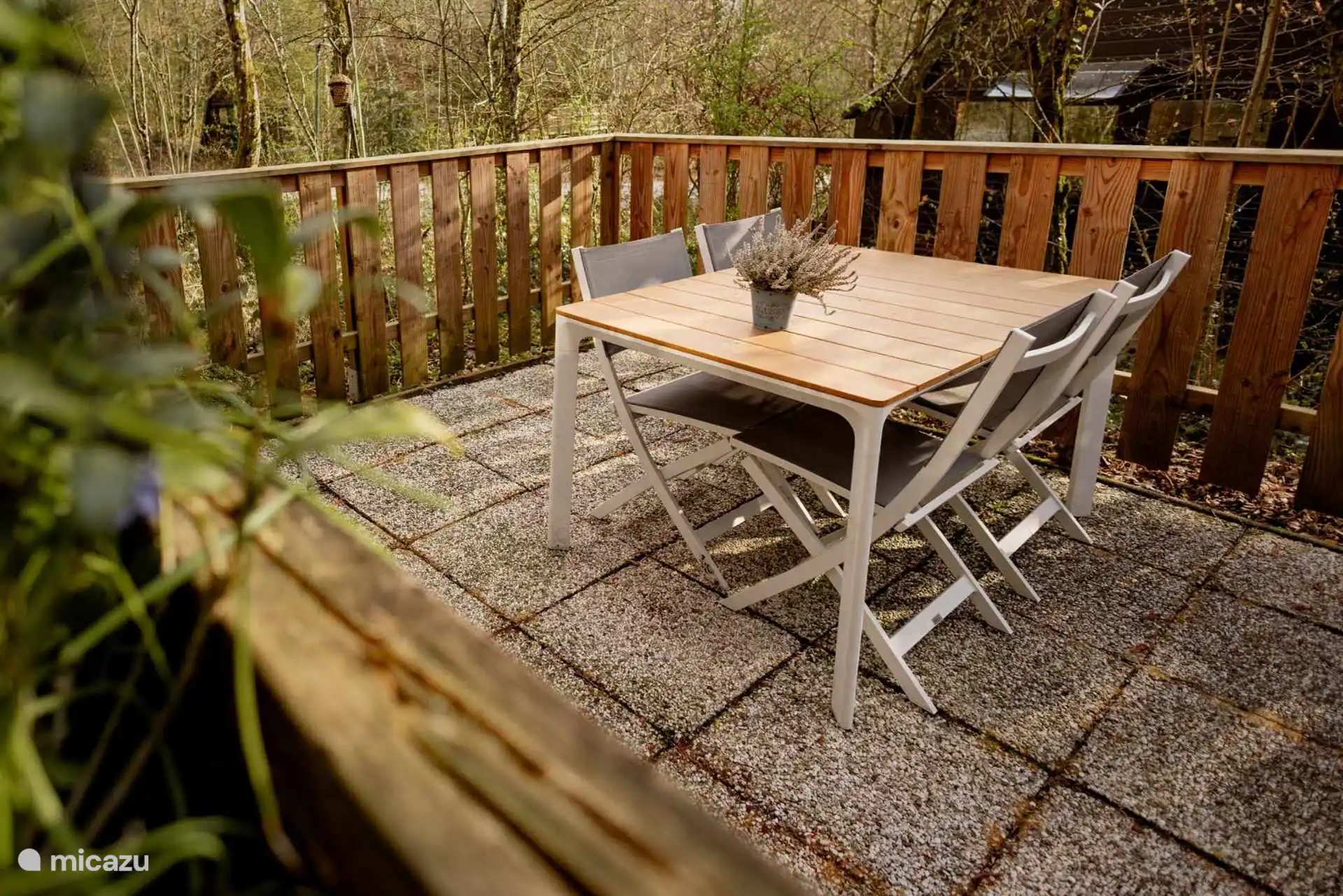 Terrastafel met 6 stoelen en parasol op het terras aan de achterkant