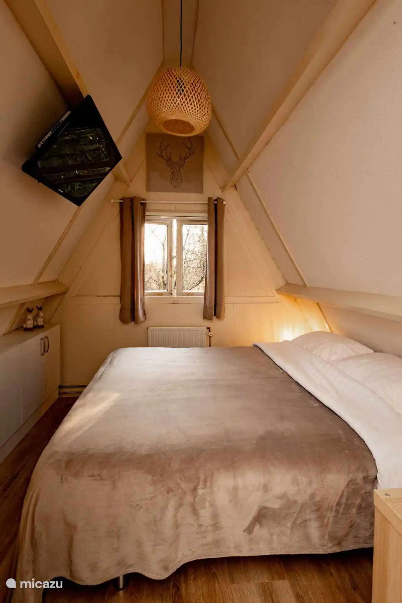 Grote slaapkamer met Boxspring van 160 cm. Tv aanwezig
Muggenhor 