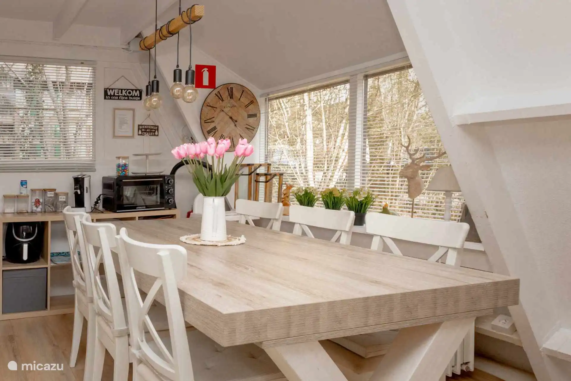 Eettafel, geschikt tot 6 personen met zicht op het groen