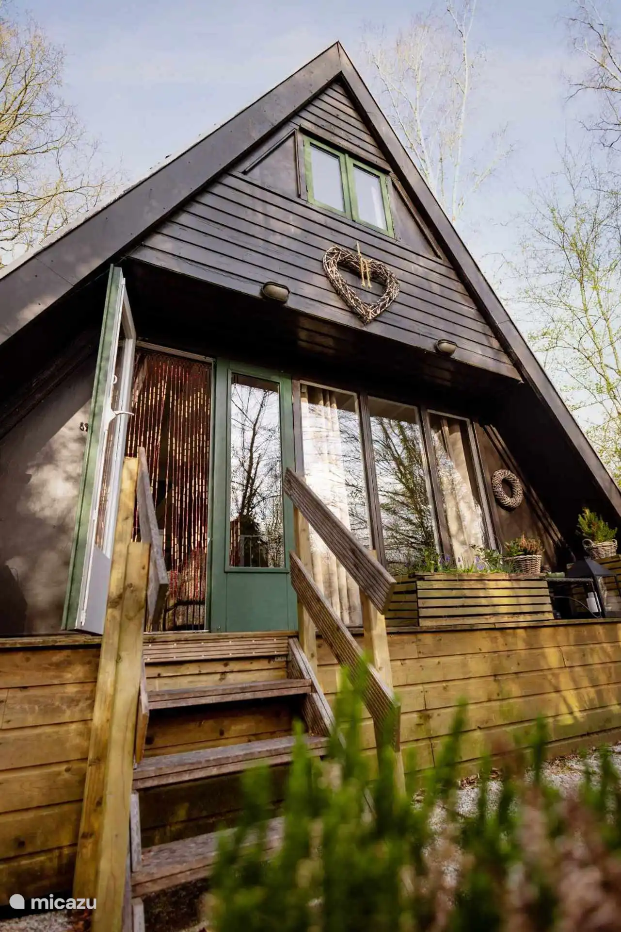 Volledig omheind terras aan de achterzijde van de bungalow met trap