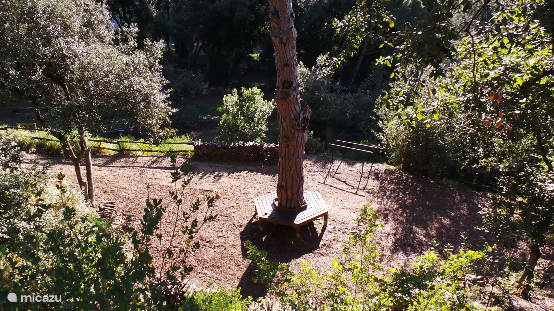 Meditatie of rust bankje op het terrein