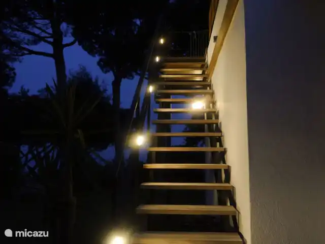 Location de Vacances Espagne, Barcelone, Sant Andreu de Llavaneres , penthouse - Loft sur le domaine – Côte de Barcelone Escalier menant à la pergola