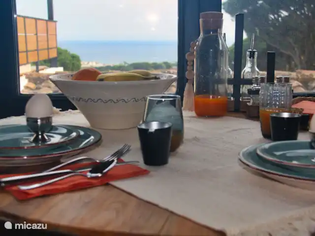 Location de Vacances Espagne, Barcelone, Sant Andreu de Llavaneres , penthouse - Loft sur le domaine – Côte de Barcelone Table à manger avec vue