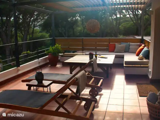 Location de Vacances Espagne, Barcelone, Sant Andreu de Llavaneres , penthouse - Loft sur le domaine – Côte de Barcelone Chaises longues sur la terrasse