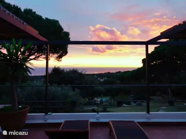 Location de Vacances Espagne, Barcelone, Sant Andreu de Llavaneres , penthouse - Loft sur le domaine – Côte de Barcelone Le lever et le coucher du soleil sont différents chaque jour