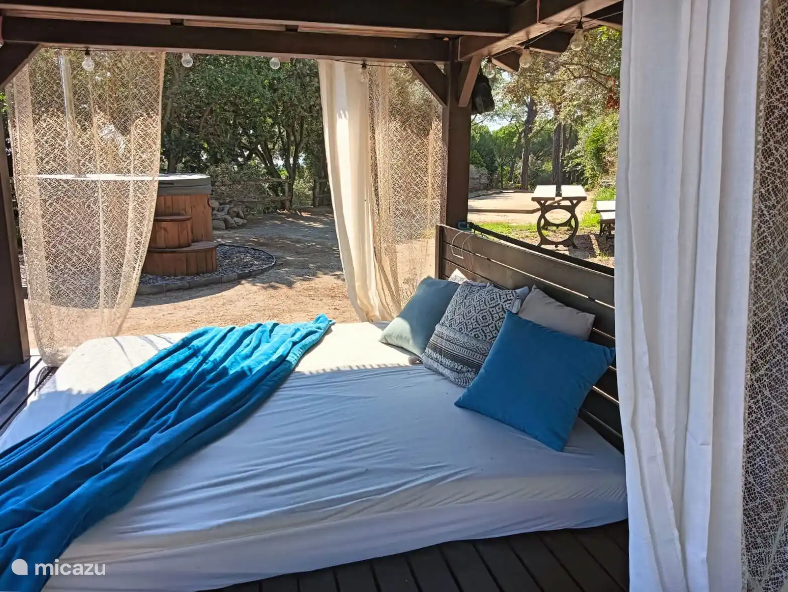 Balibed met hottub ernaast