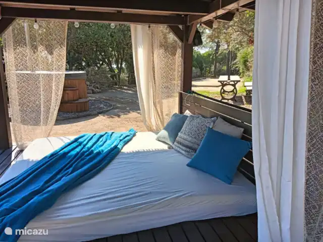 Location de Vacances Espagne, Barcelone, Sant Andreu de Llavaneres , penthouse - Loft sur le domaine – Côte de Barcelone Lit balinais avec bain à remous à côté