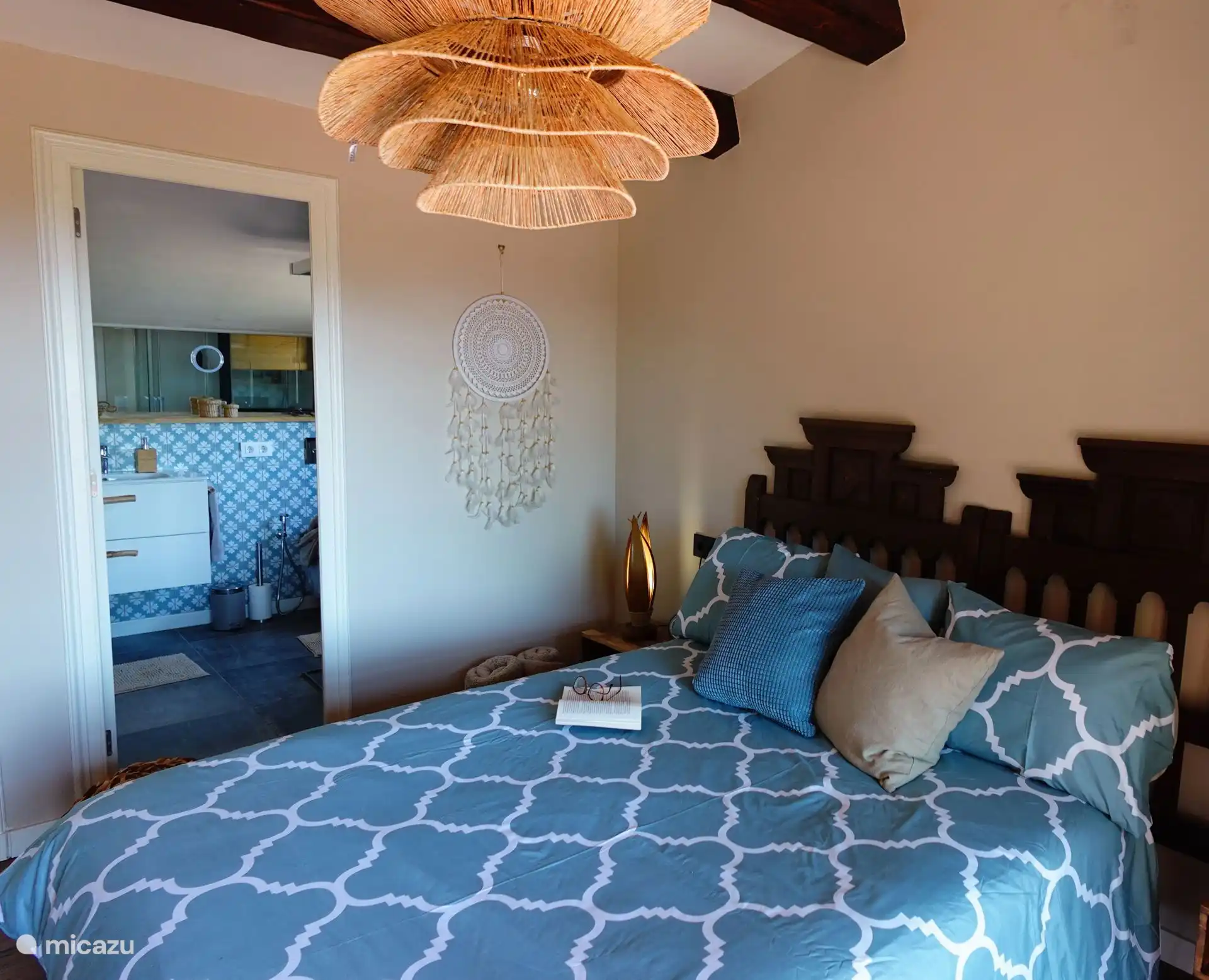 Ruim tweepersoonbed (180 x 200) met aansluitend badkamer