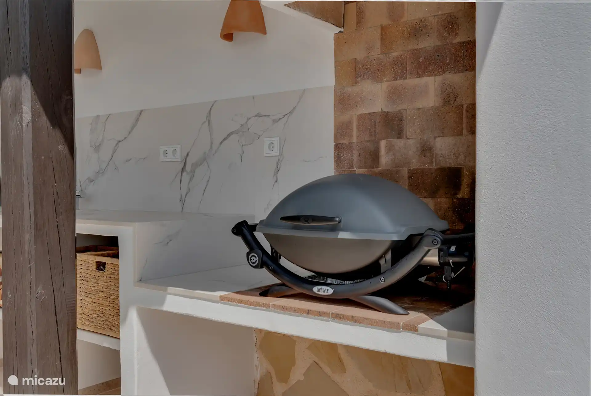 Die Außenküche ist komplett ausgestattet