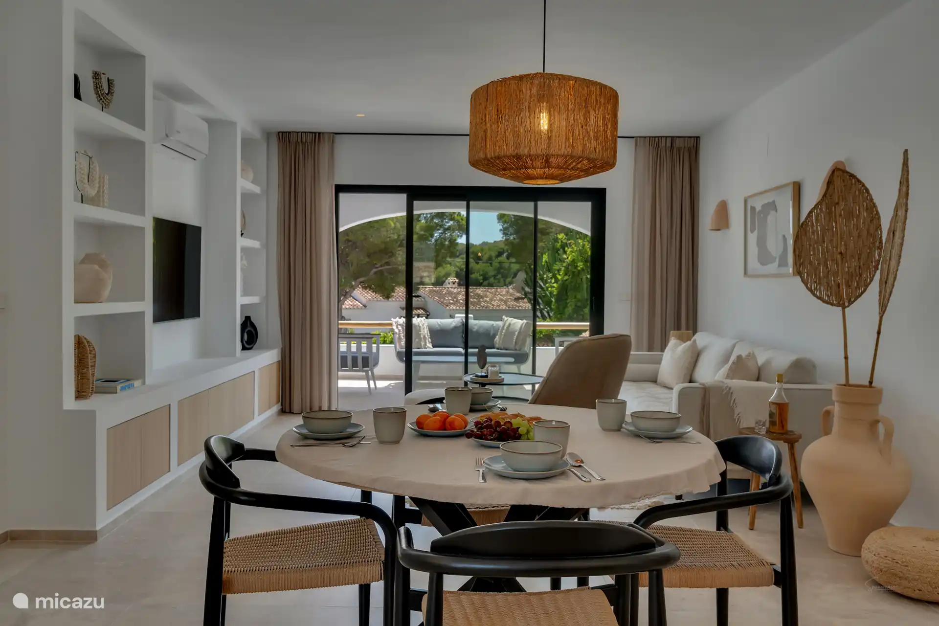 Vom gesamten Wohnzimmer und der Küche aus hat man einen schönen Blick durch die Naya nach draußen