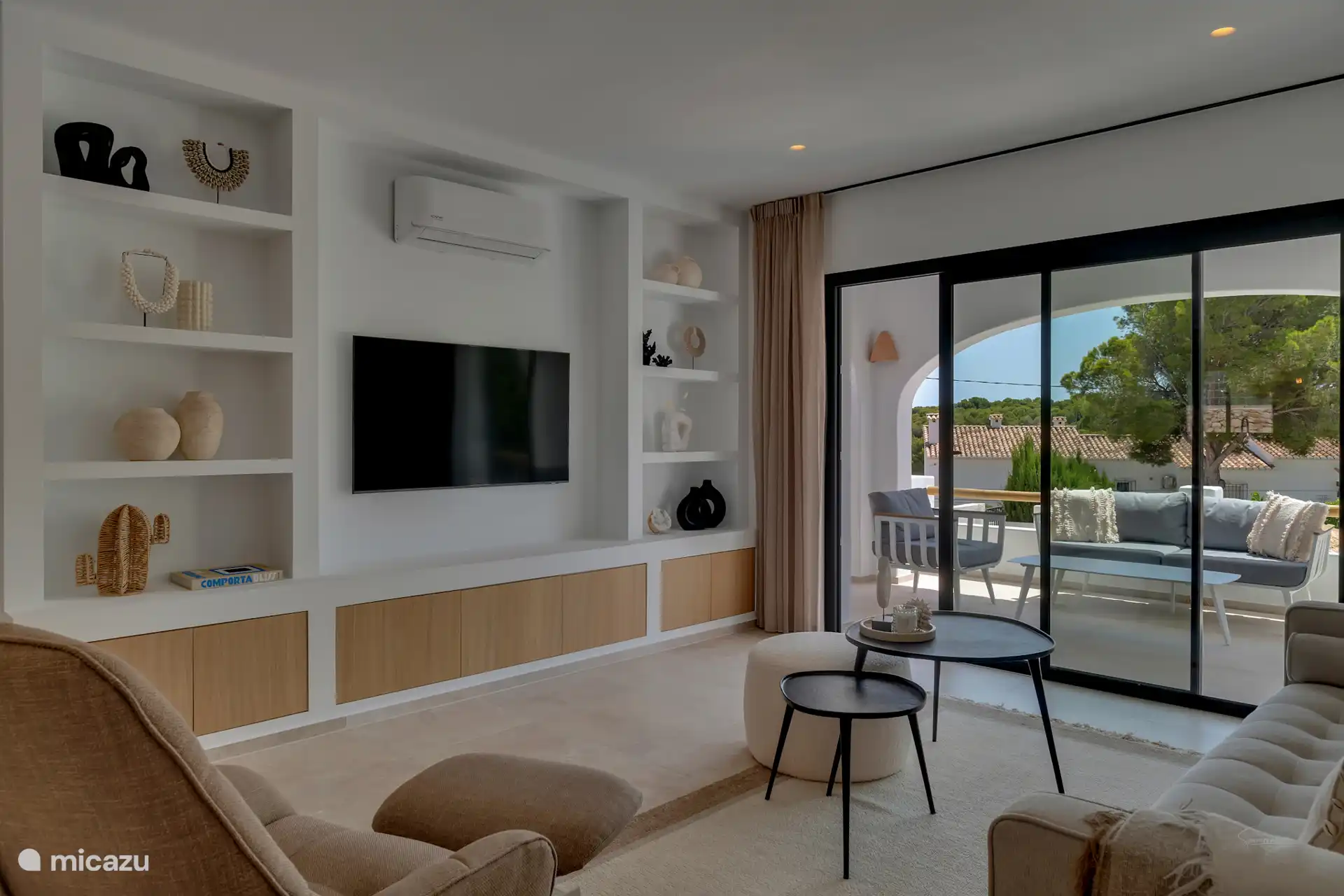 Fühlen Sie sich wie zu Hause in Casa Bliss Moraira, ausgestattet mit allem Luxus und zeitgemäßem Komfort. Samsung 55 Zoll Smart-TV verfügbar und Glasfaser-Internet über WLAN