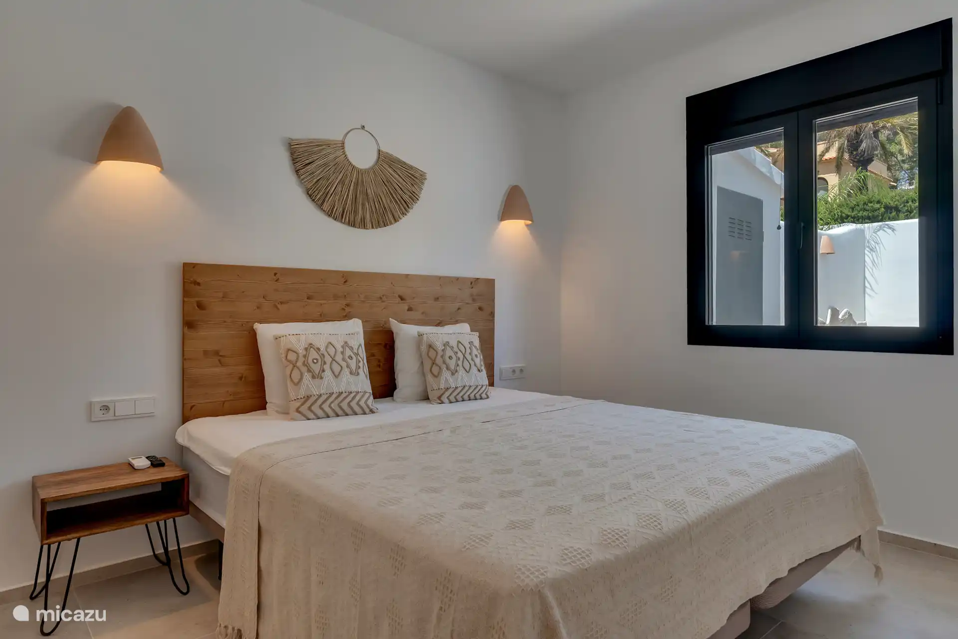 Slaapkamer gelegen aan voorzijde, voorzien van rolluik, hotelschakeling en inbouwkast
