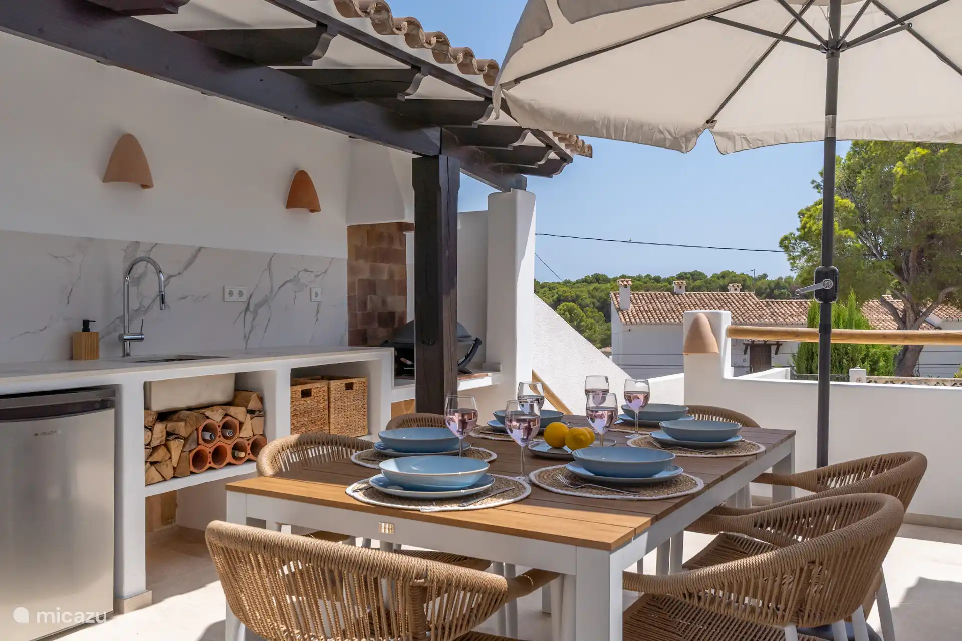 Die Terrasse neben der Außenküche. Die Außenküche ist mit Kühlschrank mit Gefrierfach, großer Spüle und Elektrogrill ausgestattet