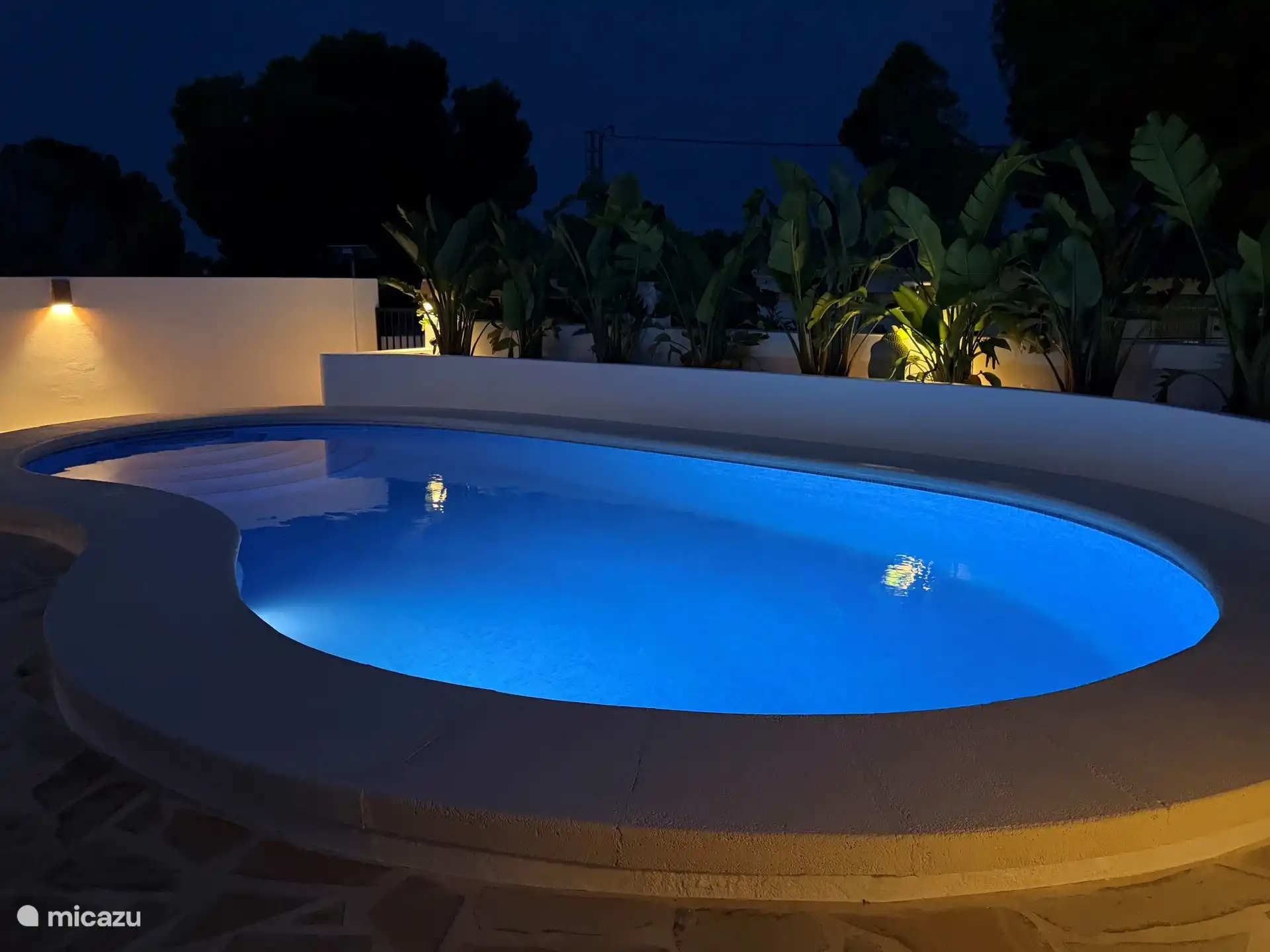 Sfeervolle zwembad- en tuin verlichting 