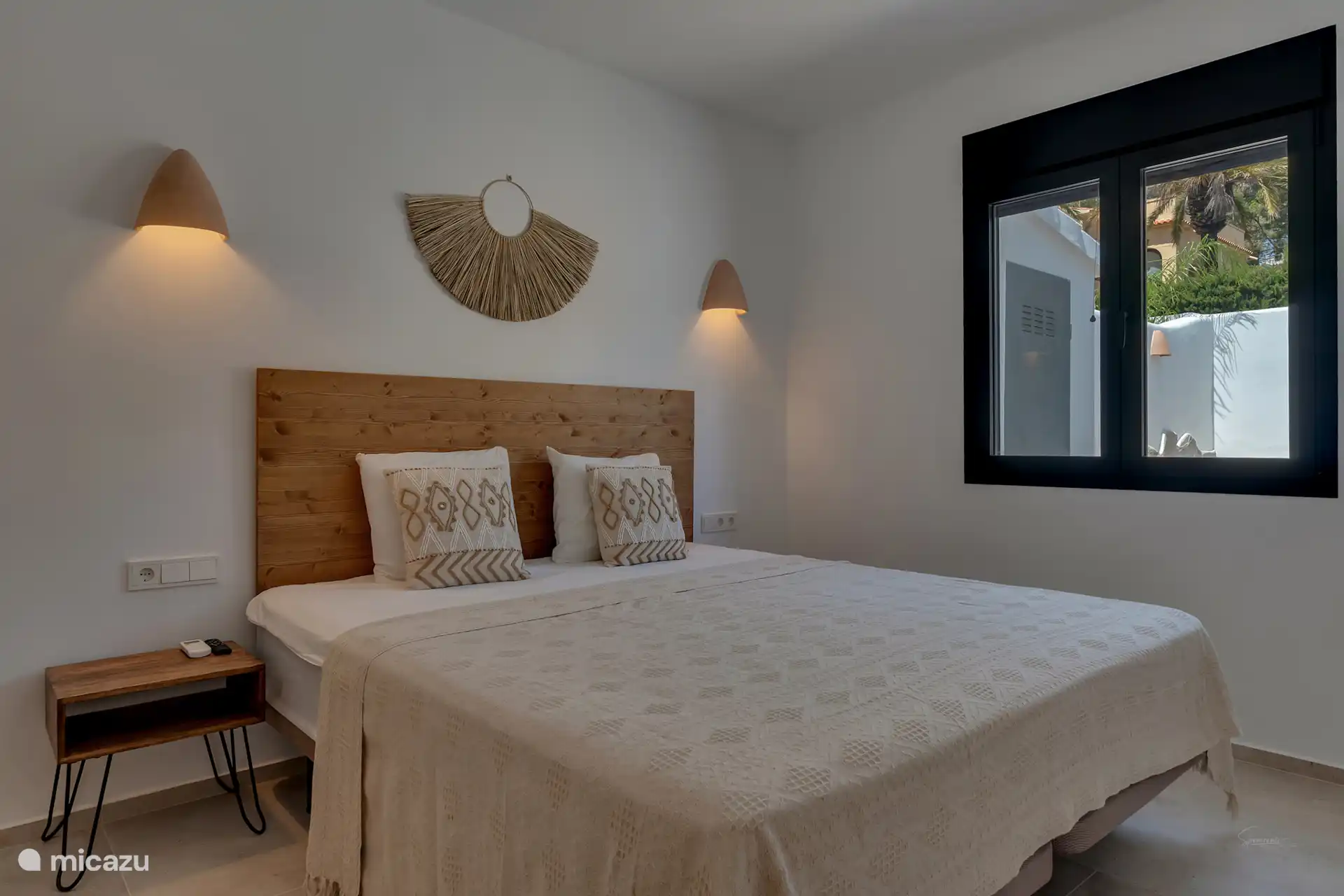 Schlafzimmer an der Vorderseite, mit Rollladen, Hotelrundgang und Einbauschrank