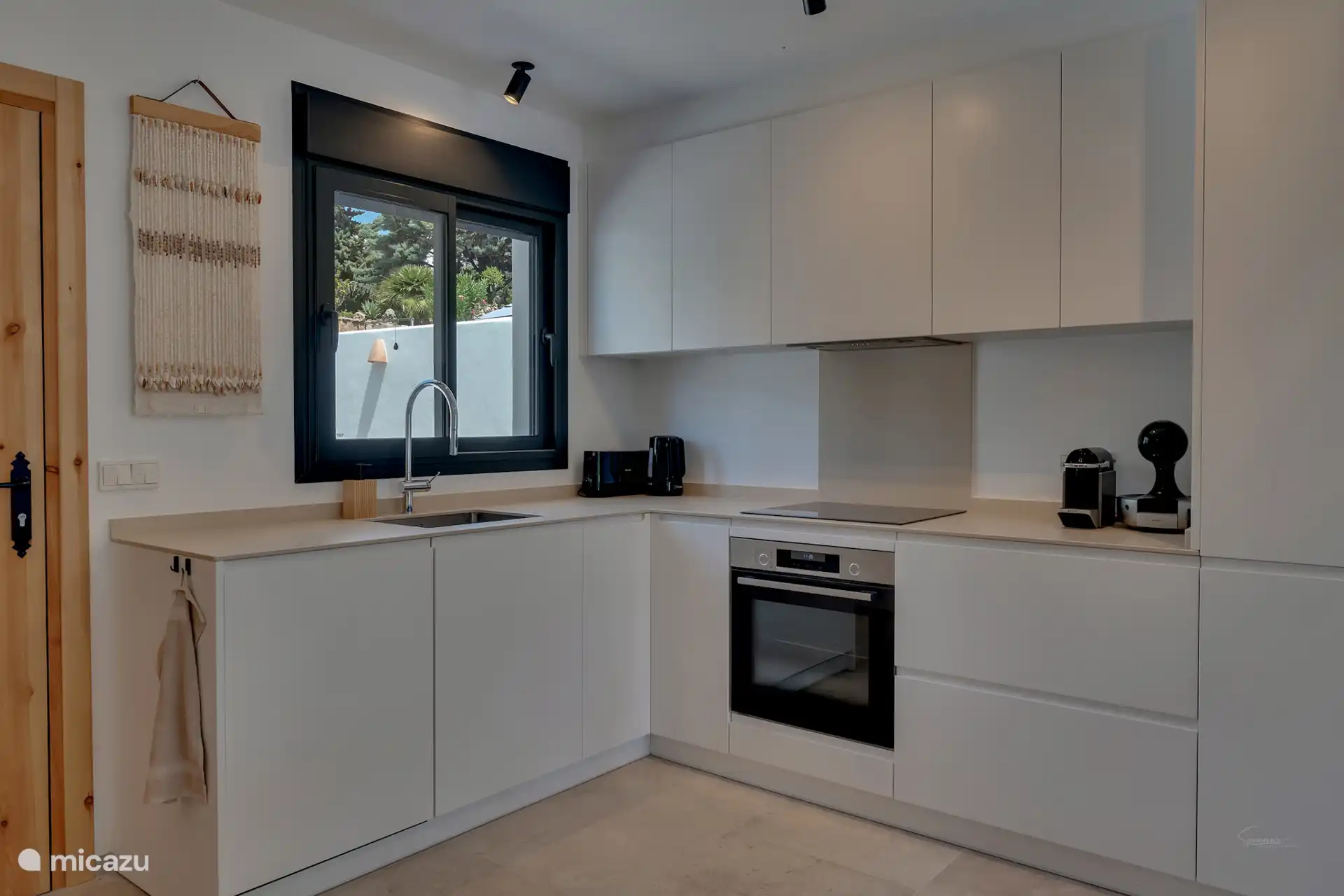 Für Kaffeeliebhaber stehen sowohl eine Nespresso- als auch eine Dolce Gusto-Maschine zur Verfügung. Die Küche ist ebenfalls mit allen modernen Annehmlichkeiten ausgestattet