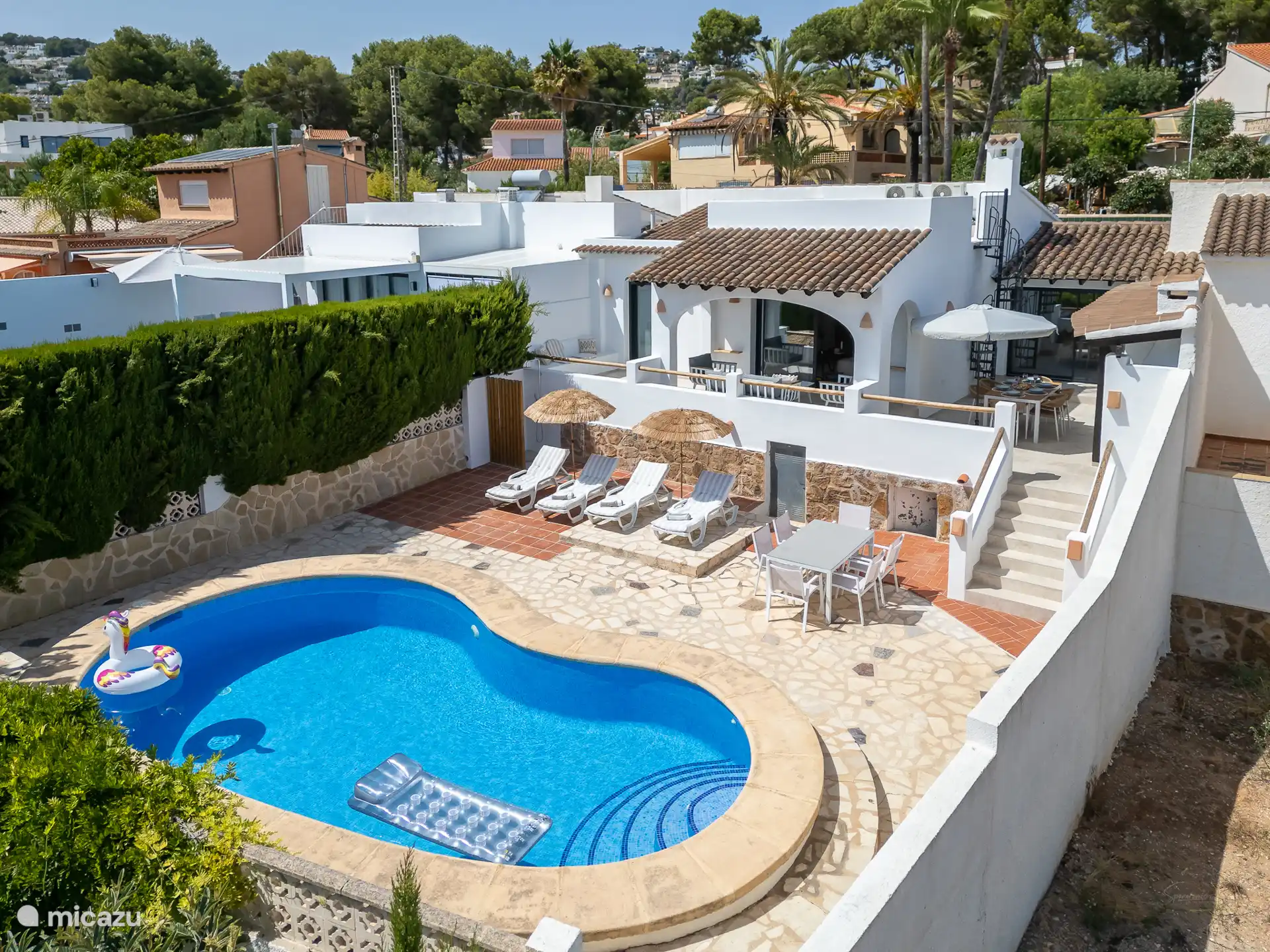 Übersichtsfoto auf der Rückseite. Der Garten und der Swimmingpool sind nach Süden ausgerichtet, die Sonne den ganzen Tag über