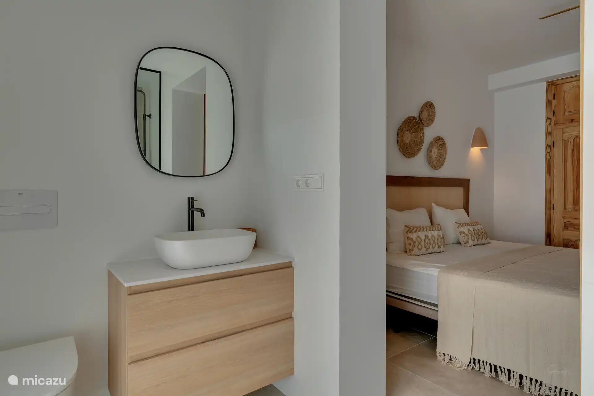 Luxuriöses Badezimmer mit Waschbecken, Spiegel und WC