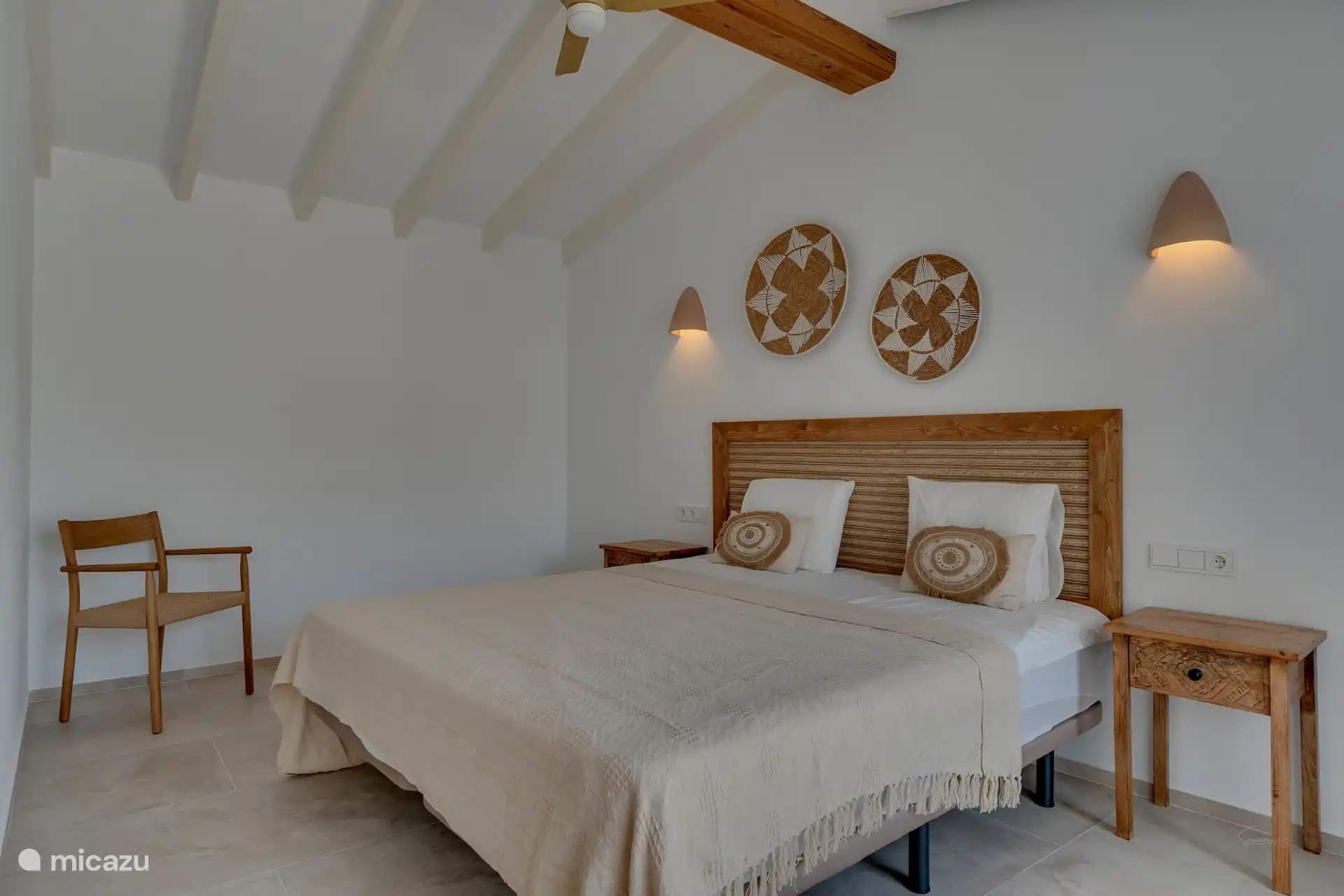 Geräumiges Schlafzimmer an der Seite mit Schiebetüren zur Terrasse in der Nähe der Außenküche