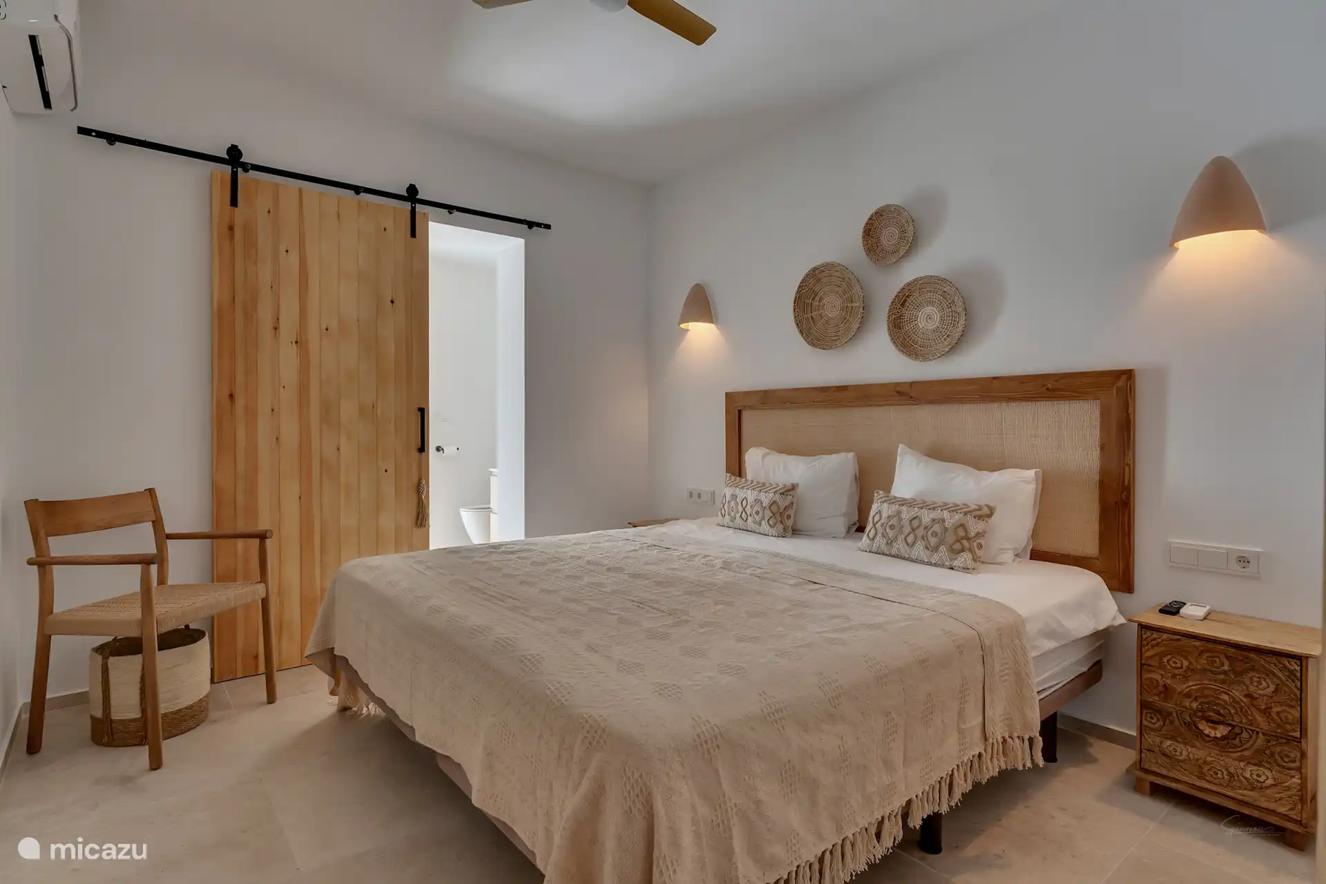 Schlafzimmer auf der Rückseite mit eigenem Bad und direktem Zugang zur Terrasse mit Klimaanlage