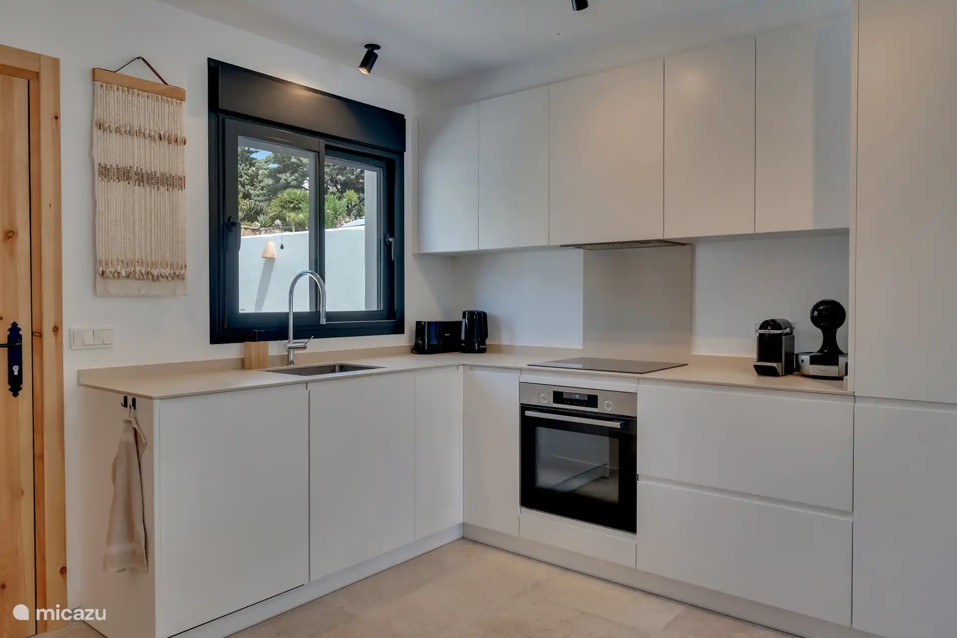 Voor de koffie liefhebbers zijn zowel een Nespresso alsook een Dolce Gusto apparaat aanwezig. De keuken is verder van alle hedendaagse gemakken voorzien