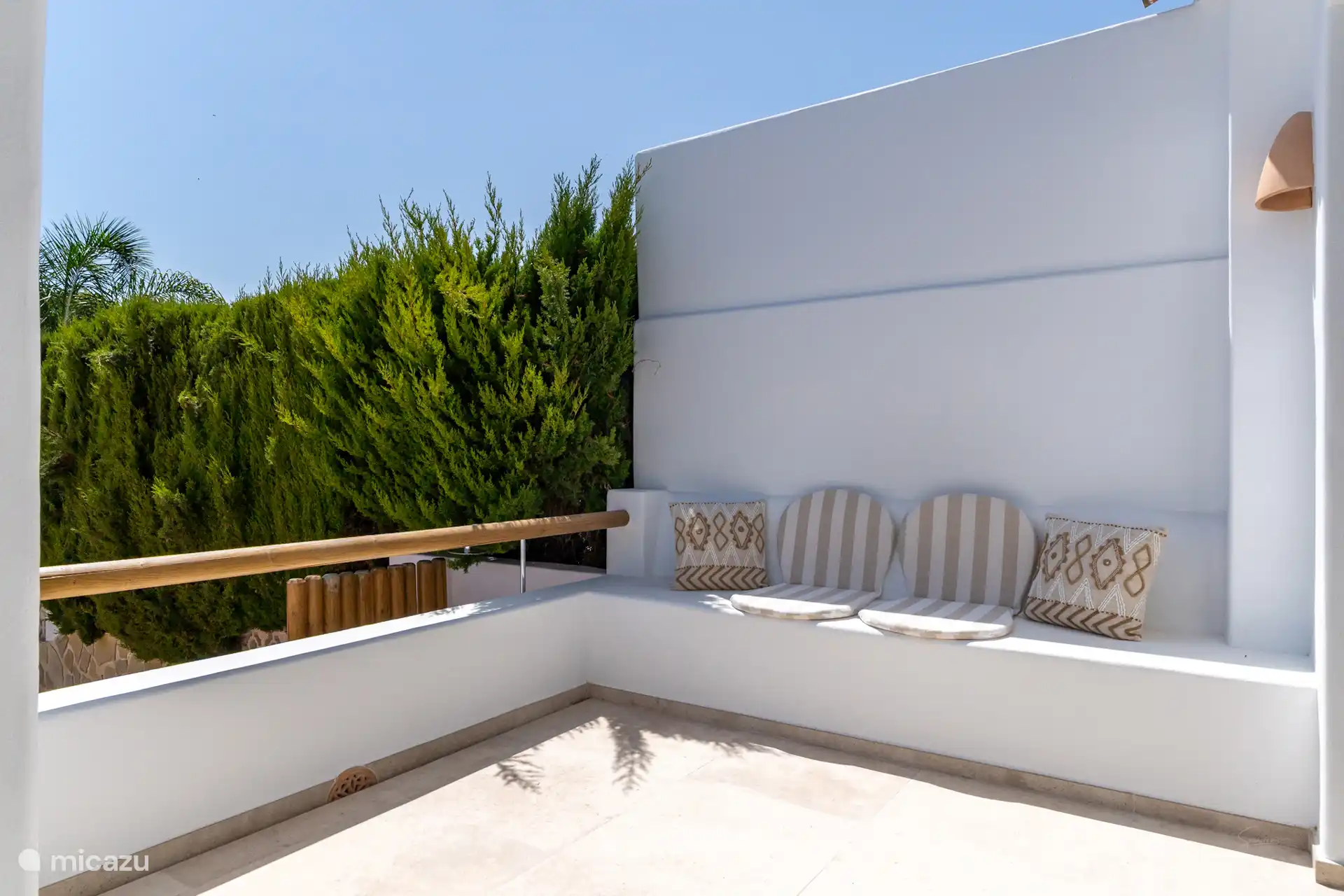 Schöne Sitzgelegenheiten in der Morgensonne, vom en-suite Badezimmer aus treten Sie durch die Schiebetüren direkt auf diese Terrasse