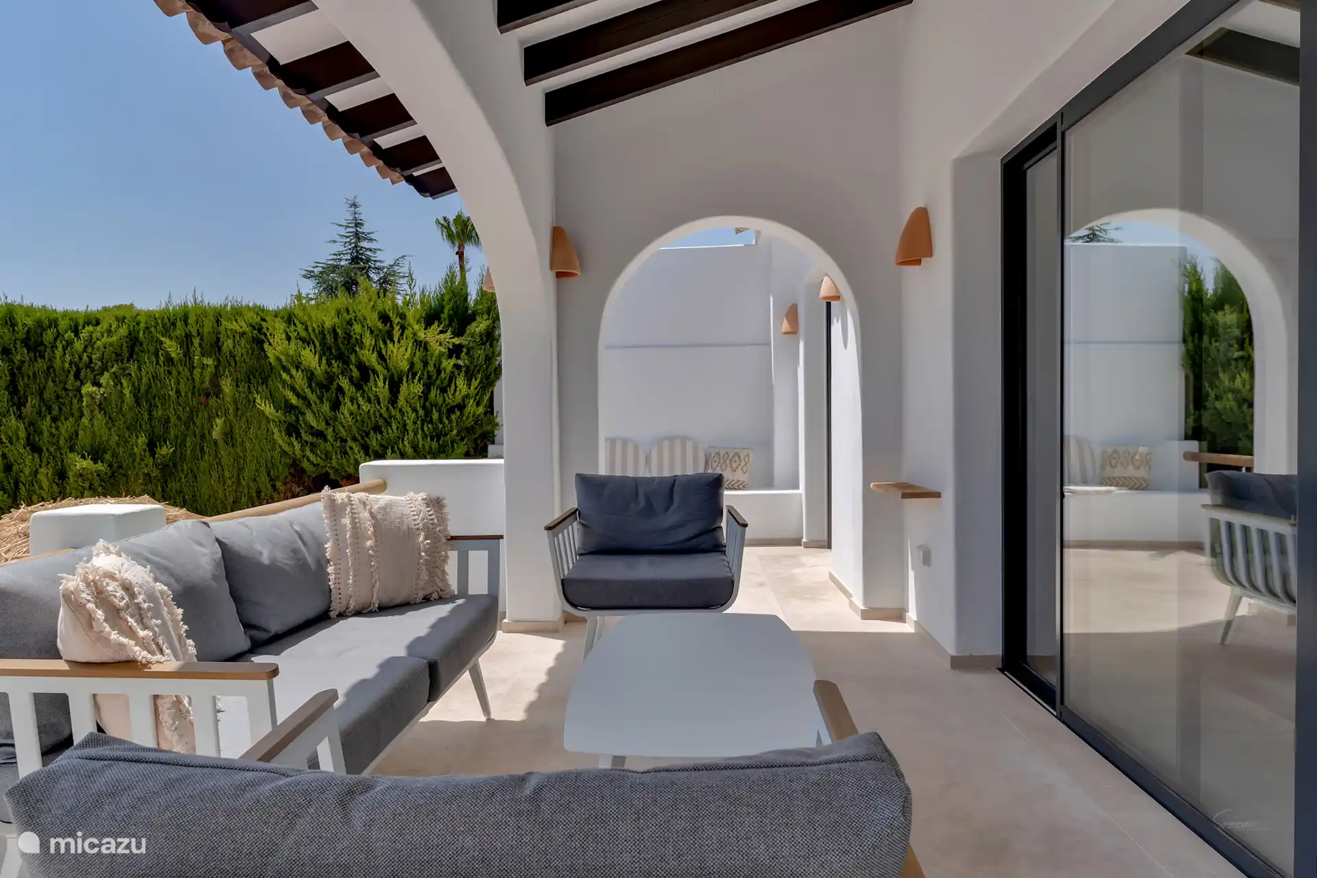 Die Naya ist eine schöne Erweiterung des Wohnzimmers und kann direkt durch die Schiebetüren erreicht werden