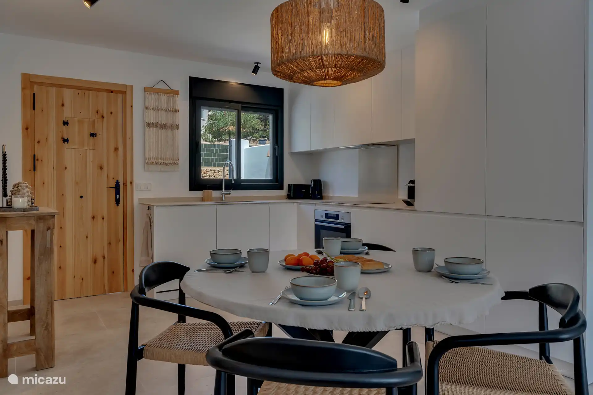 Die Küche ist komplett ausgestattet; Kombibackofen, Mikrowelle, großer Kühl- und Gefrierschrank, Kochen auf Induktion, Dunstabzugshaube und Geschirrspüler