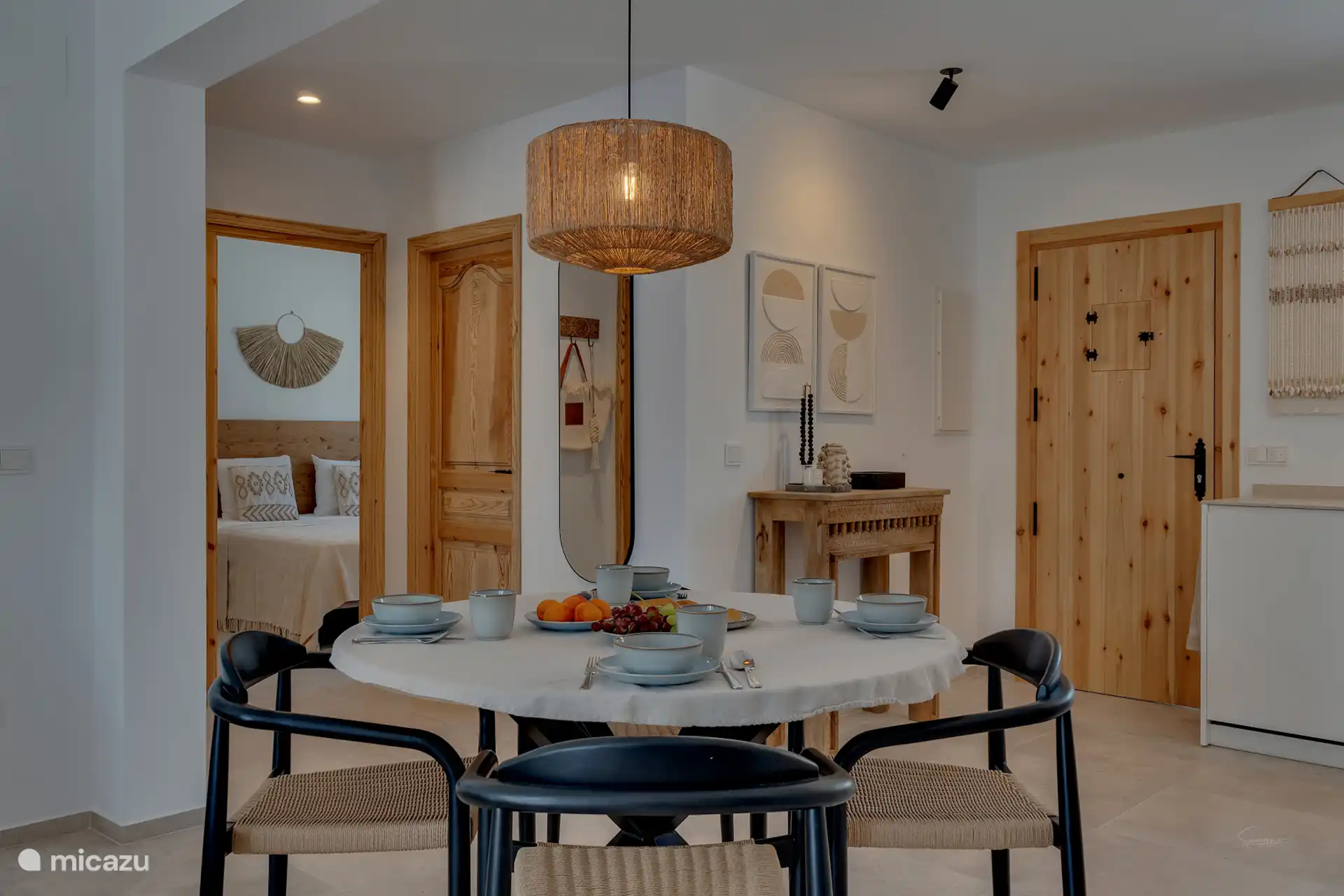 Frühstück, Abendessen oder einfach nur eine Tasse Kaffee können am Tisch in der Nähe der Küche genossen werden