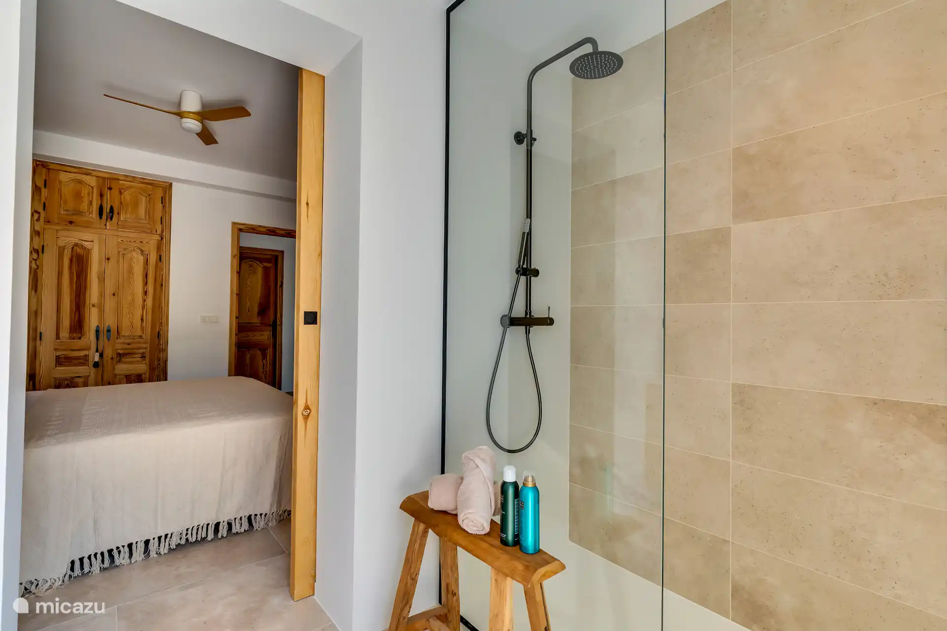 Luxuriöses Badezimmer en-suite mit geräumiger begehbarer Dusche