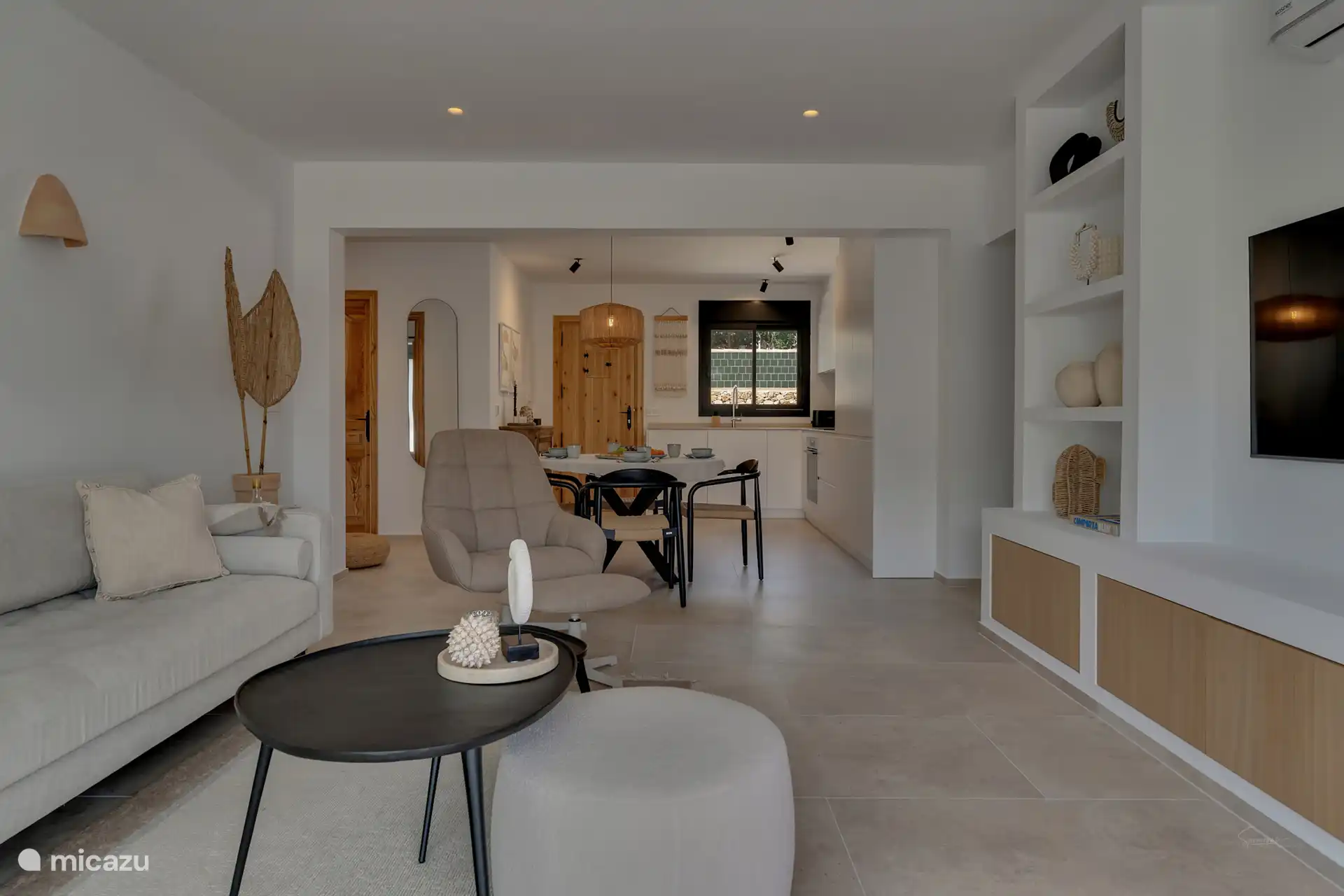 Hell, geräumig und strandig