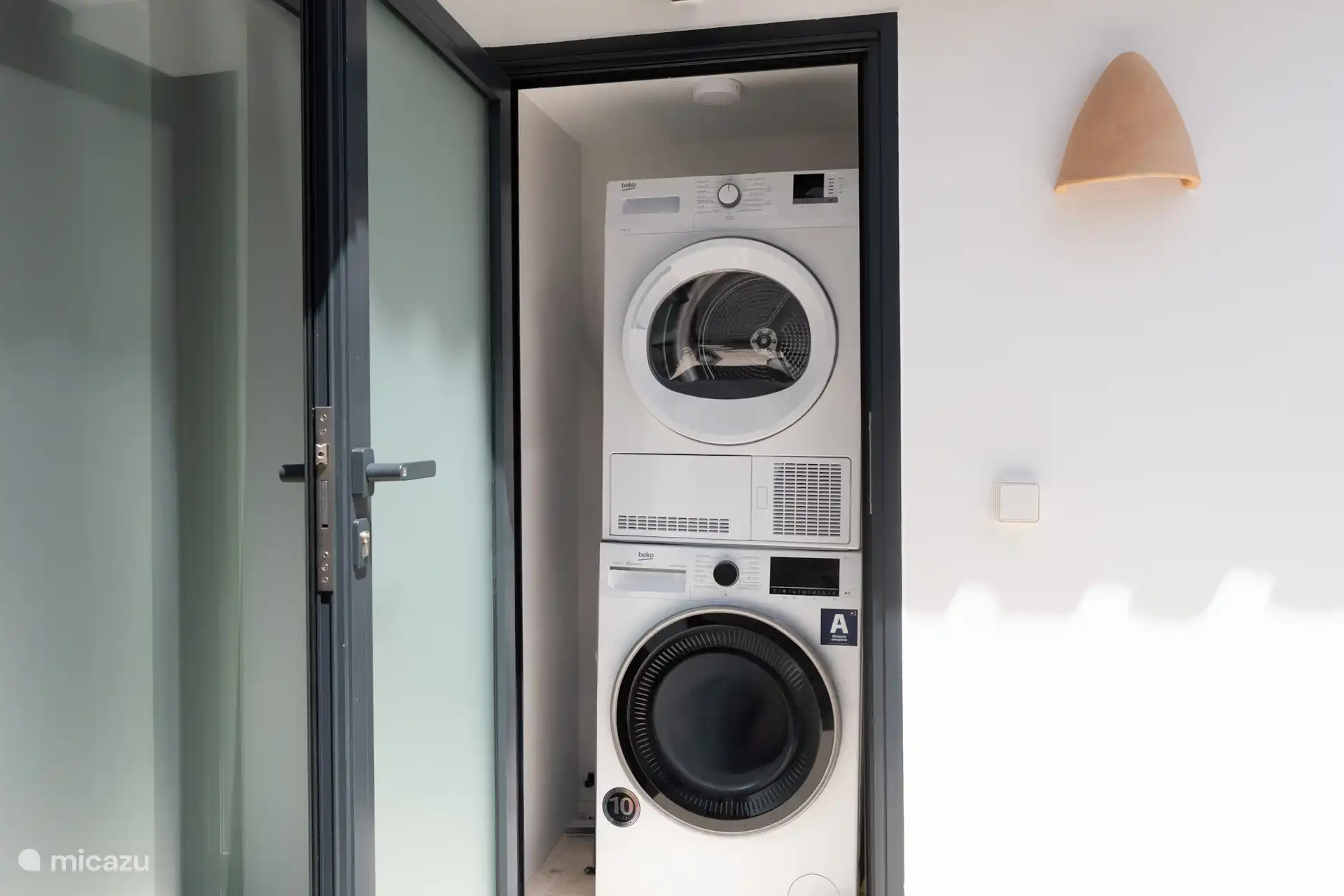 Waschmaschine und Trockner sind ebenfalls vorhanden