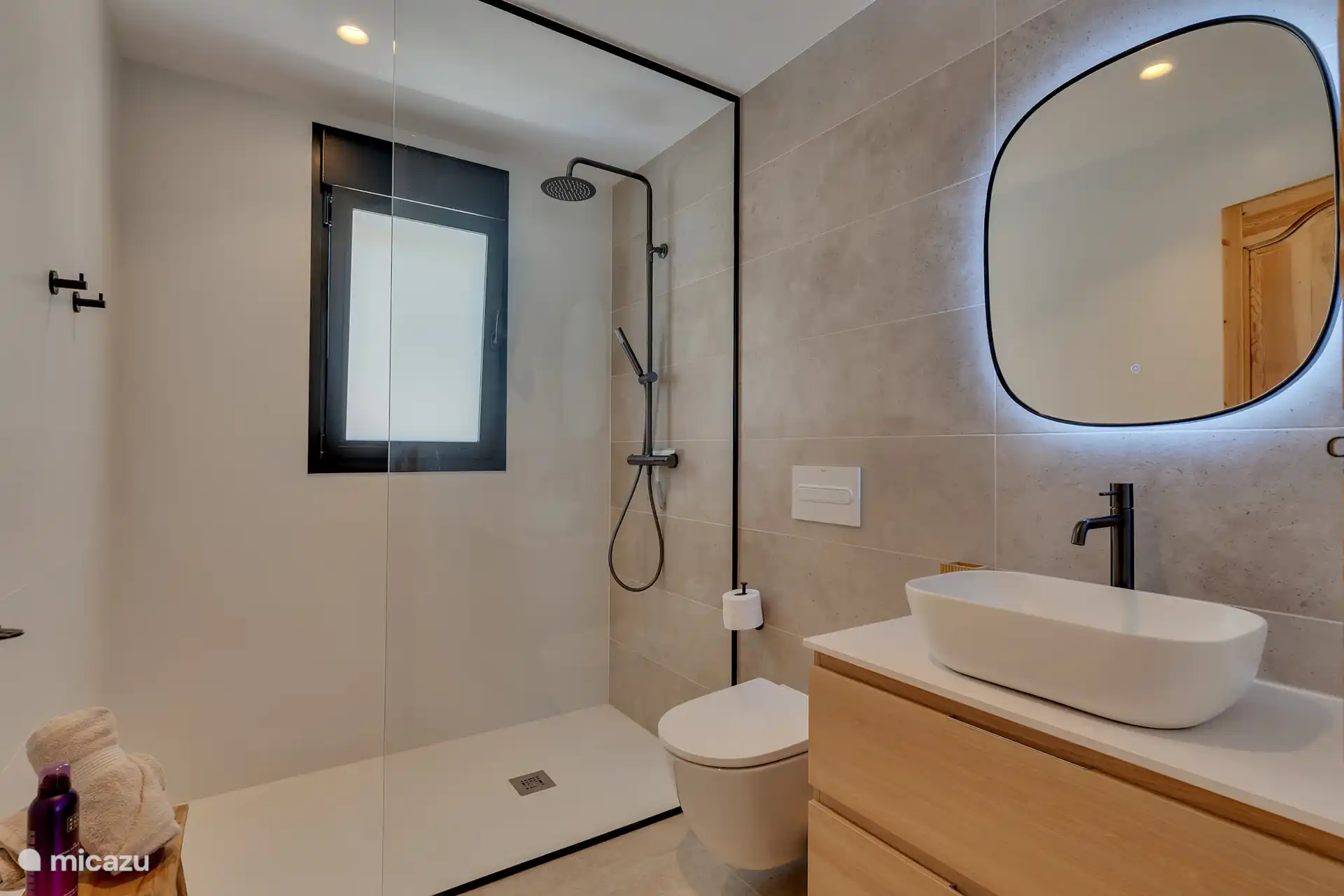 Luxe badkamer gelegen aan voorzijde voorzien van ruime inloopdouche, wastafel en toilet