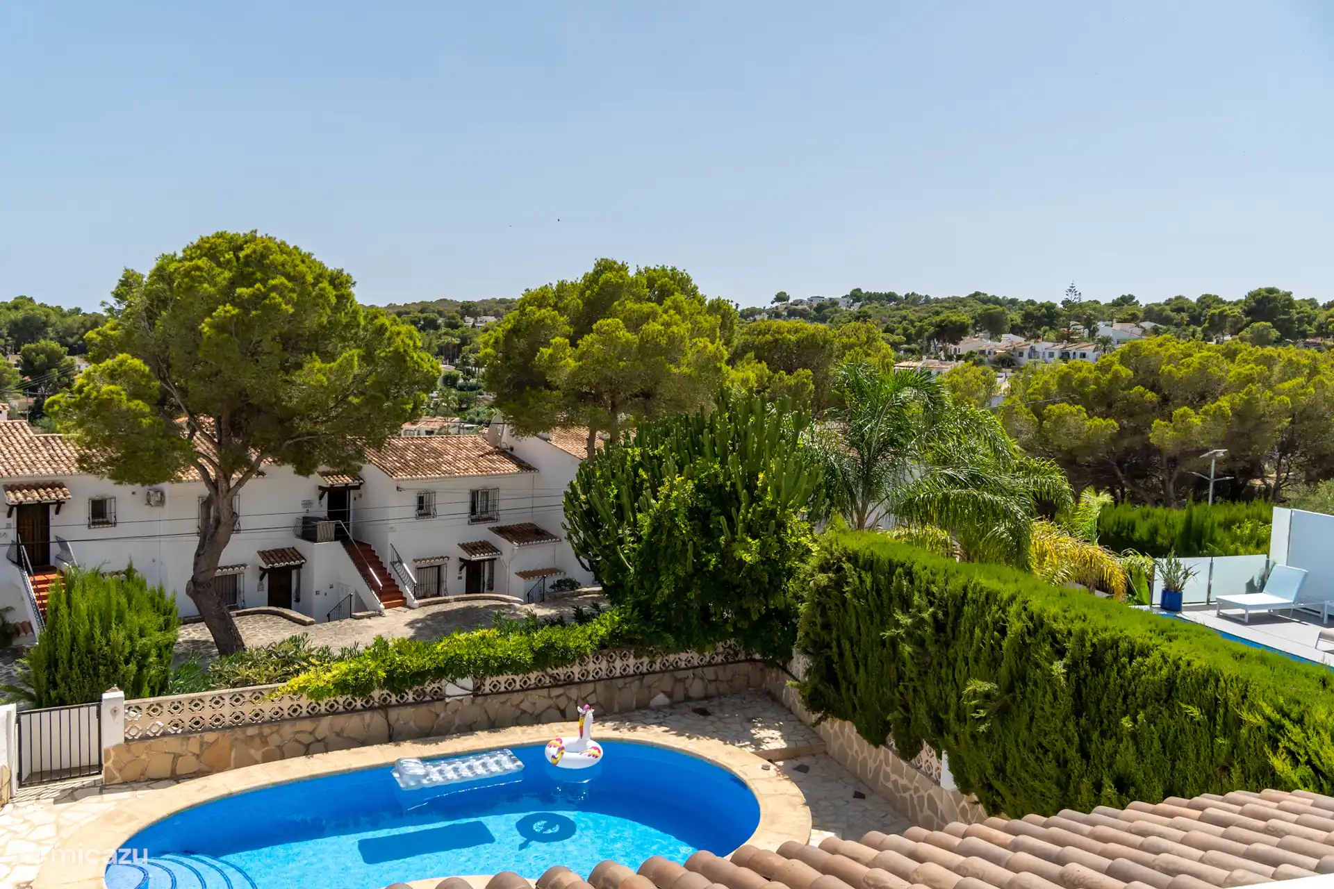 Sie können den ganzen Tag in der Sonne im Grünen schwimmen, der Garten ist nach Süden ausgerichtet